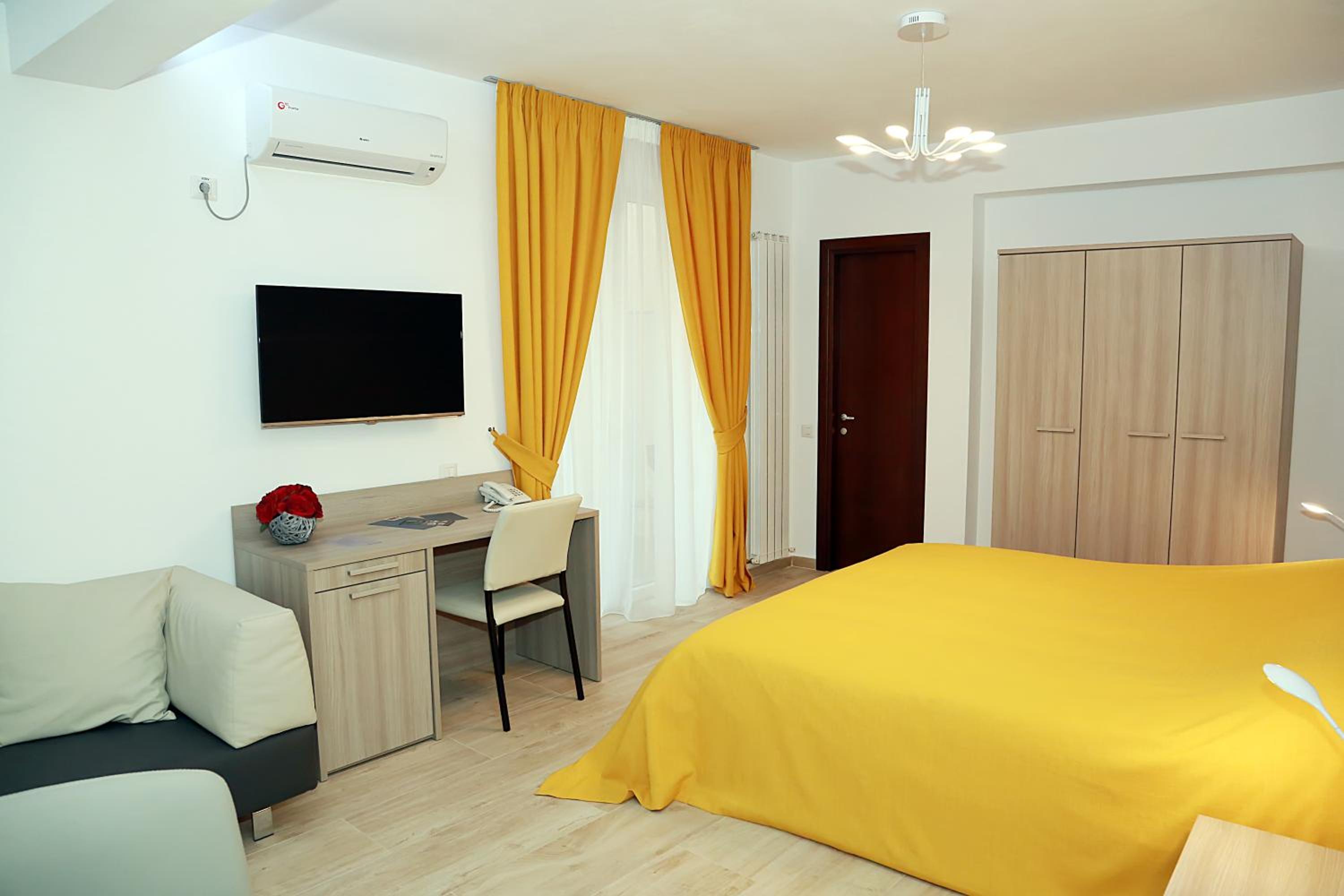 Deluxe Double Room with Spa Bath  - Photo 2