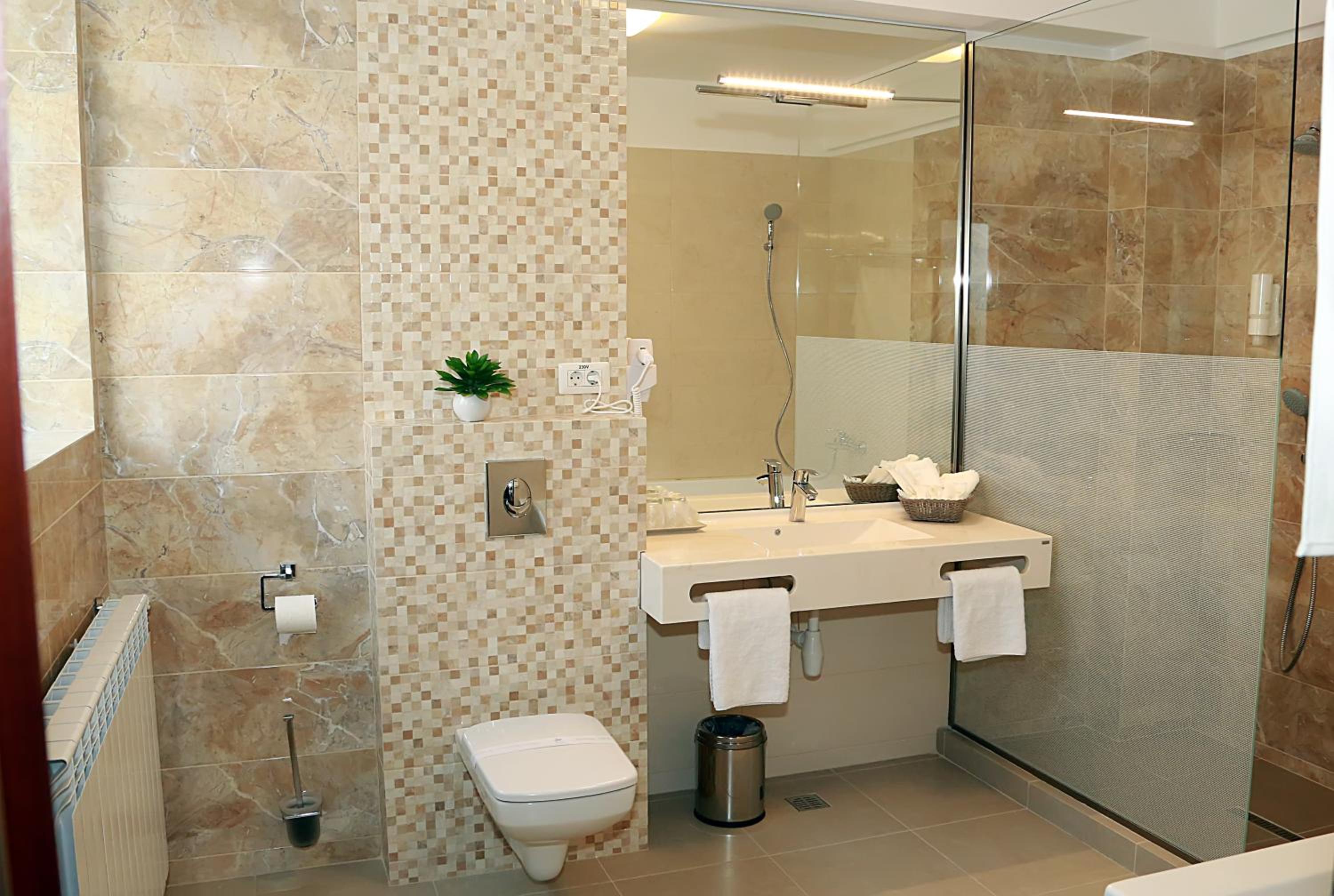 Deluxe Double Room with Terrace - Photo 9