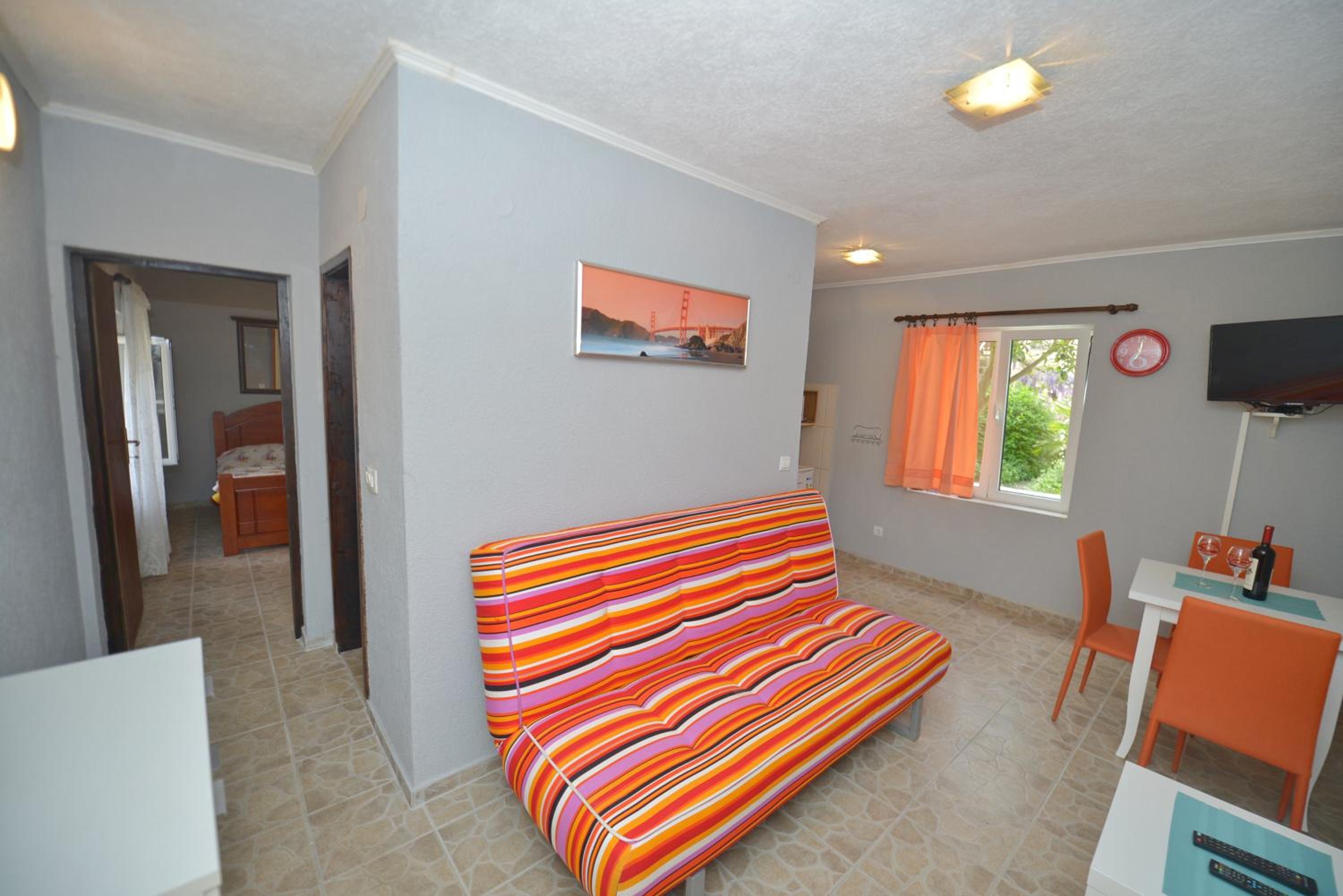 One-Bedroom Apartment photo 1