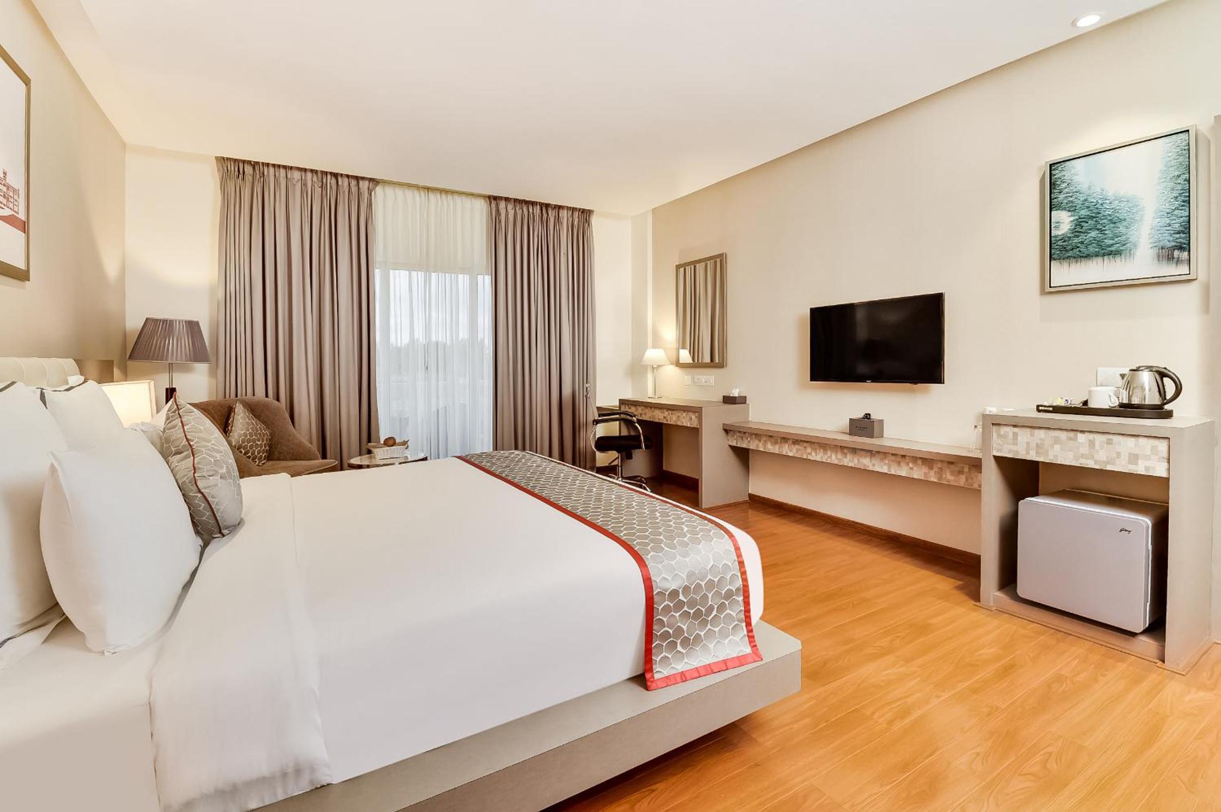 Premium King Room, Non-Smoking - Photo 3