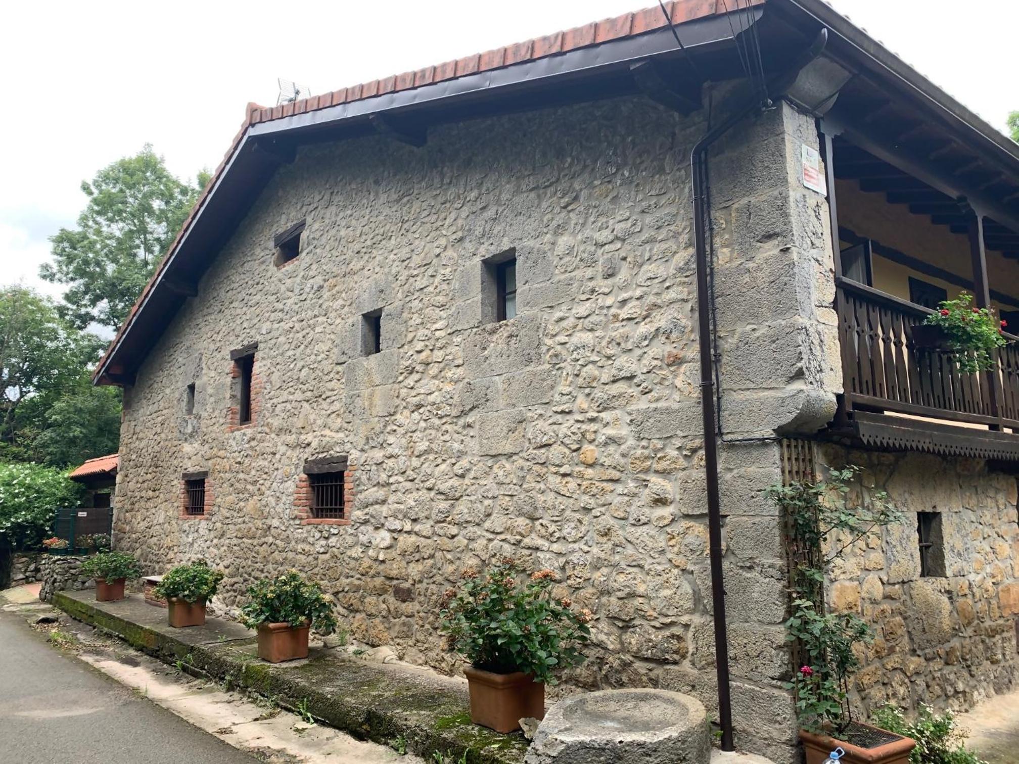 Six-Bedroom House photo 2