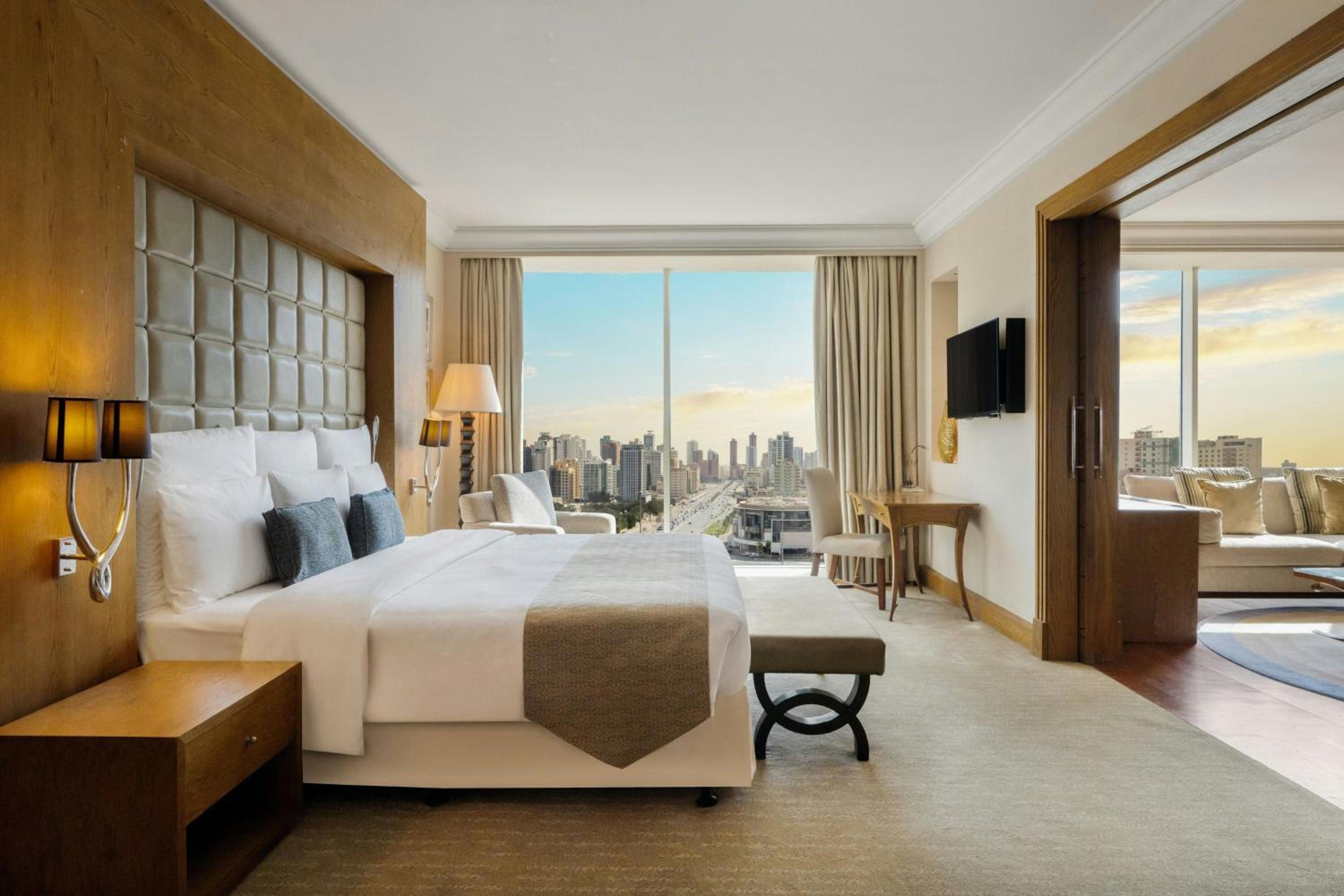 Deluxe King Suite - Concierge Lounge Access