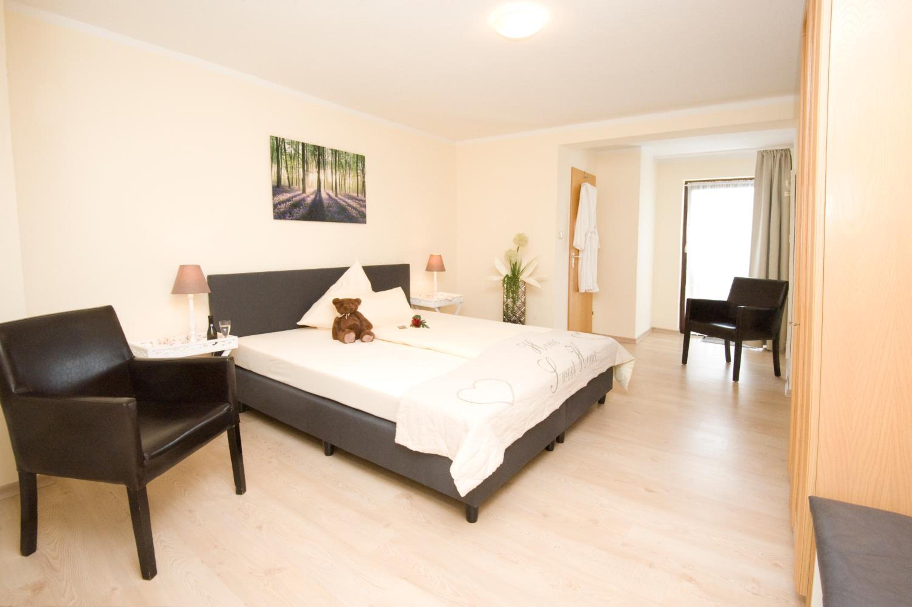Standard Double Room - Photo 9