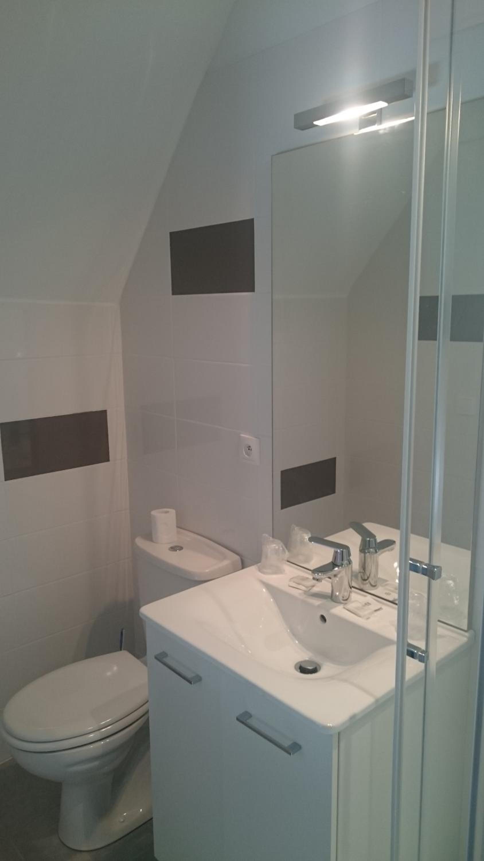Double Room with Private Bathroom - Photo 6