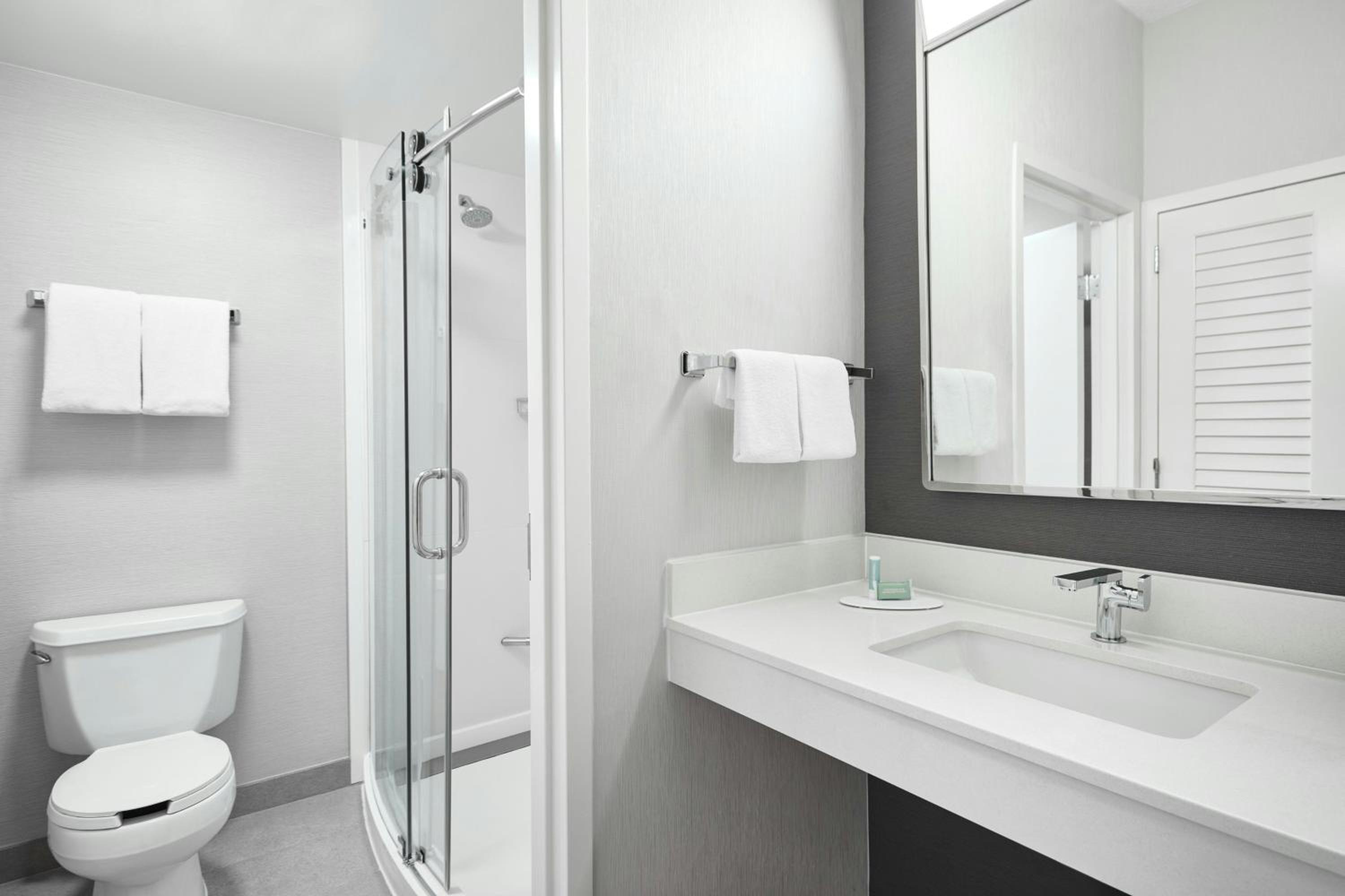King Room with Sofa Bed and Adapted Tub - Mobility Accessible - Photo 4