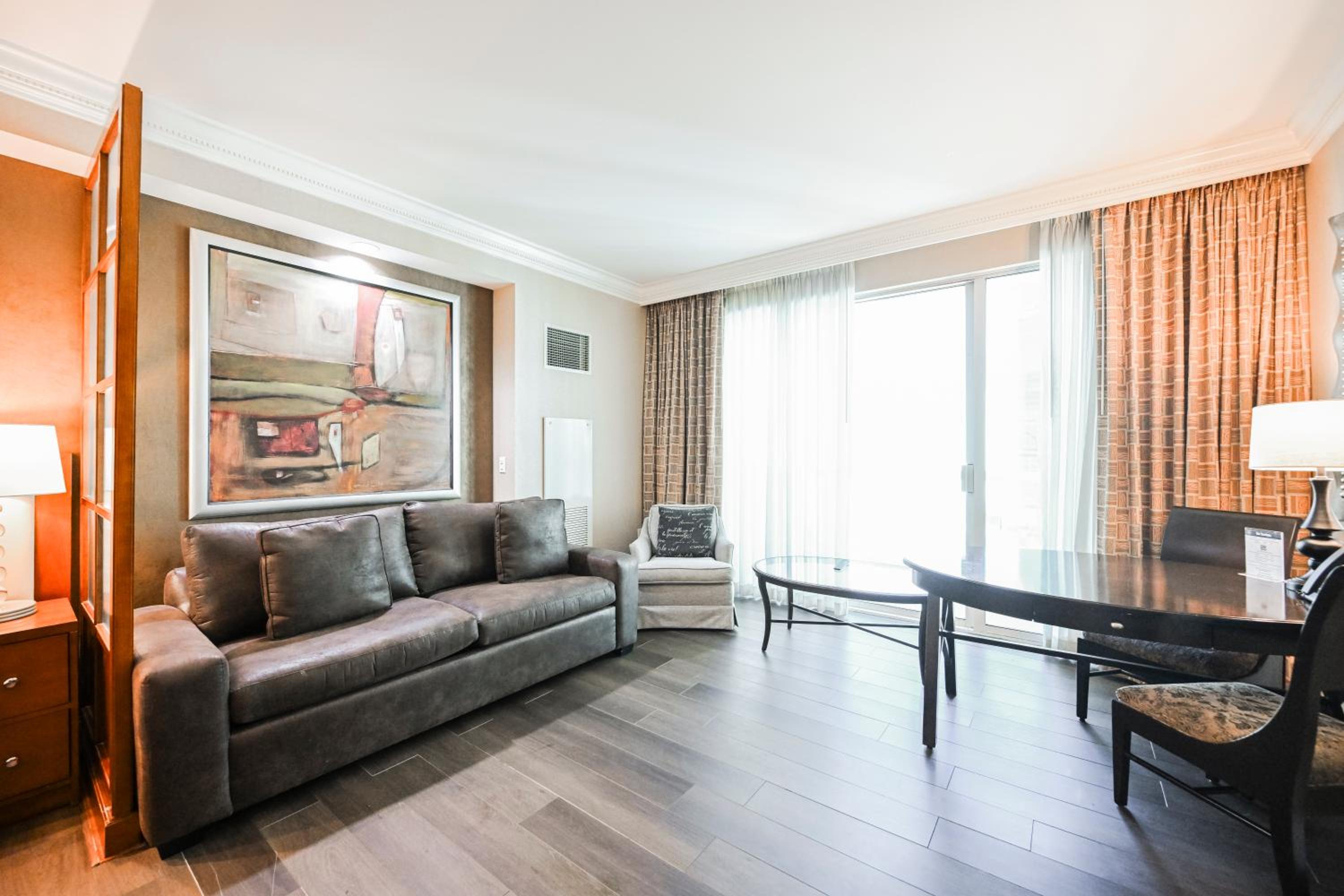 Remodeled Studio - Strip View & Balcony