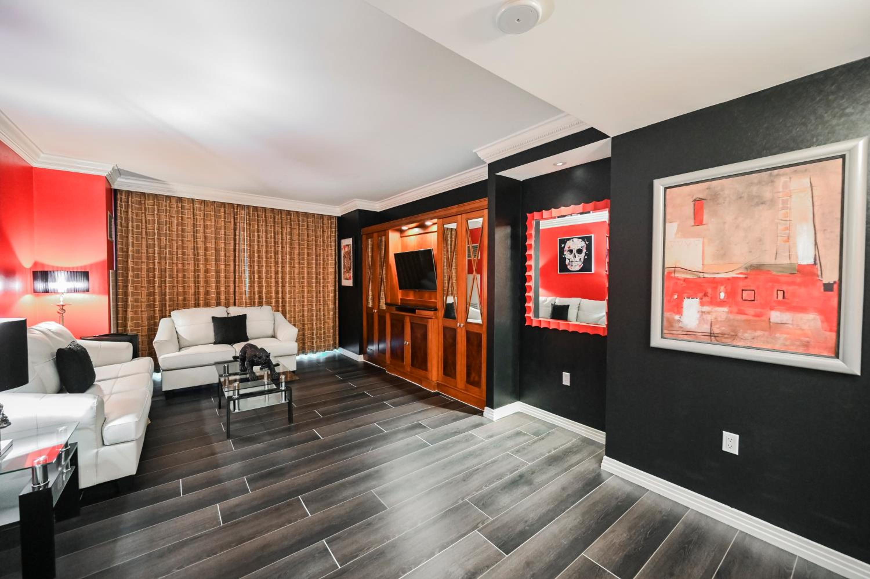 Remodeled One-Bedroom – Strip View & Balcony