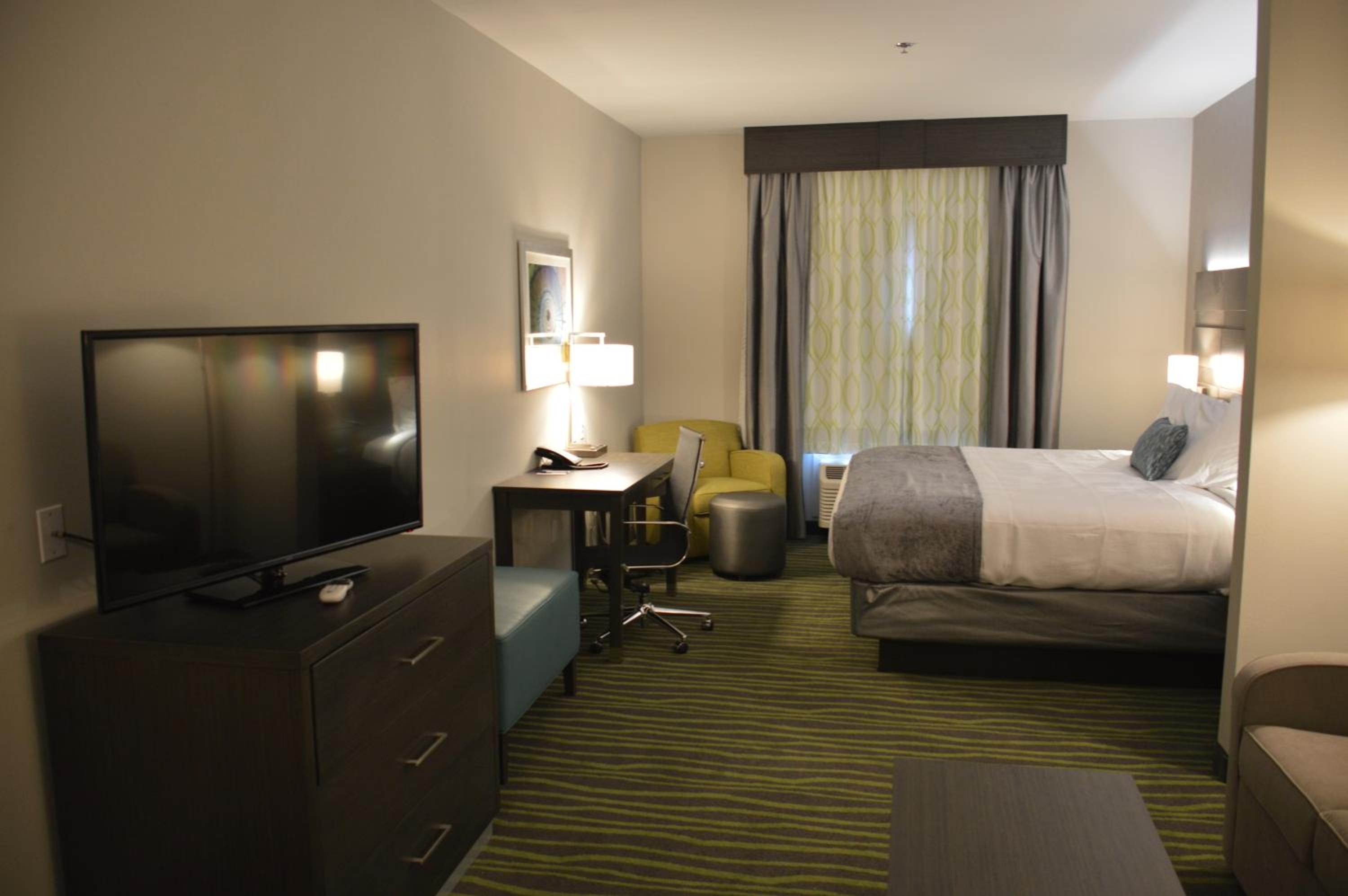 King Suite with Sofa Bed and Bath Tub - Disability Access/Non-Smoking photo 2