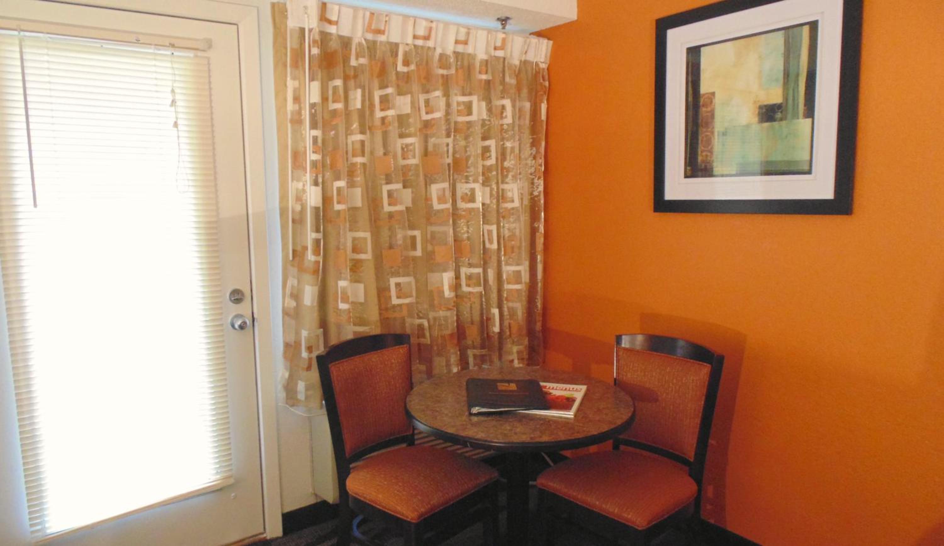 Standard Queen Room with Two Queen Beds - Non-Smoking - Photo 4