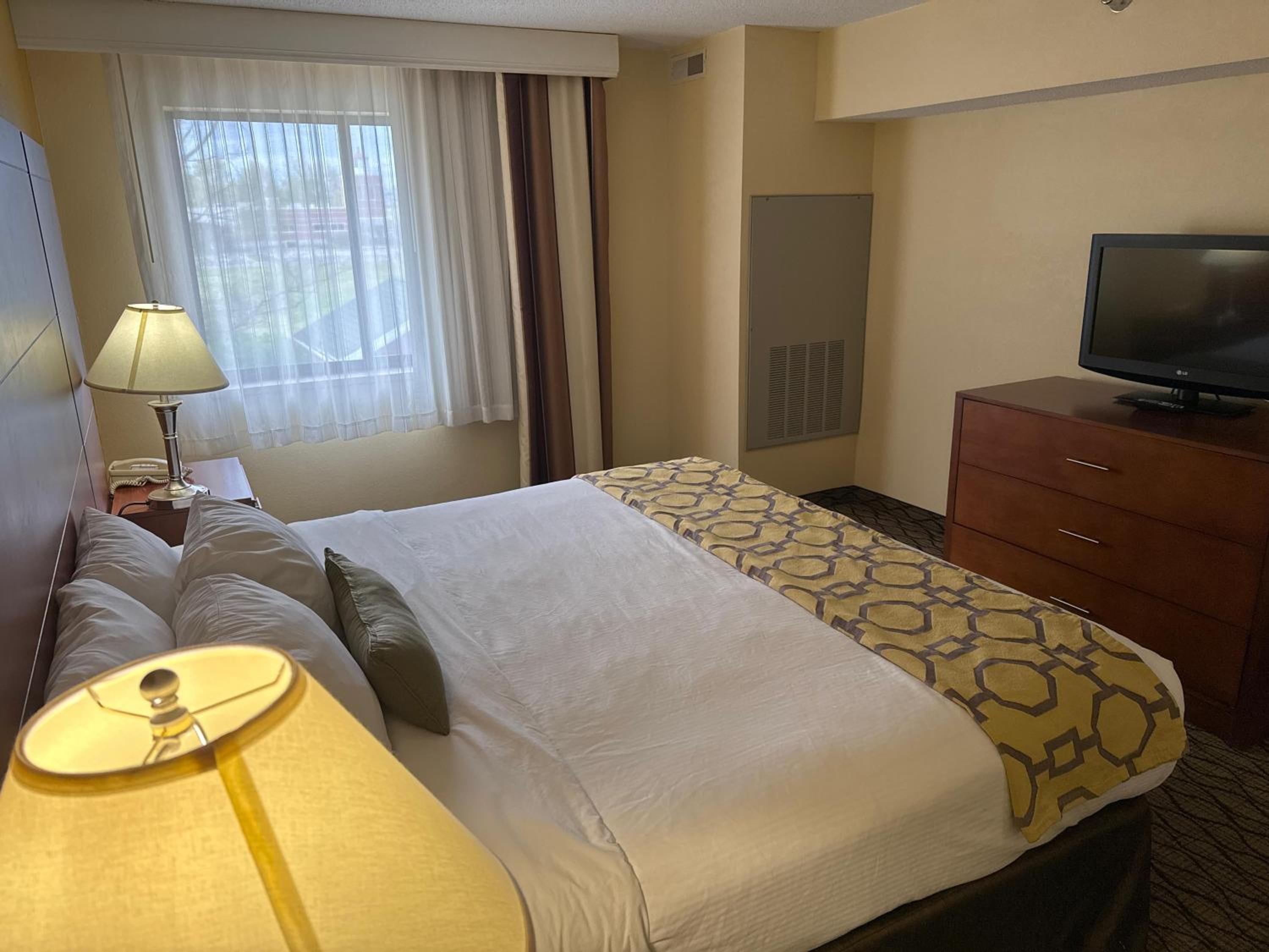 One-Bedroom King Suite - Non-Smoking