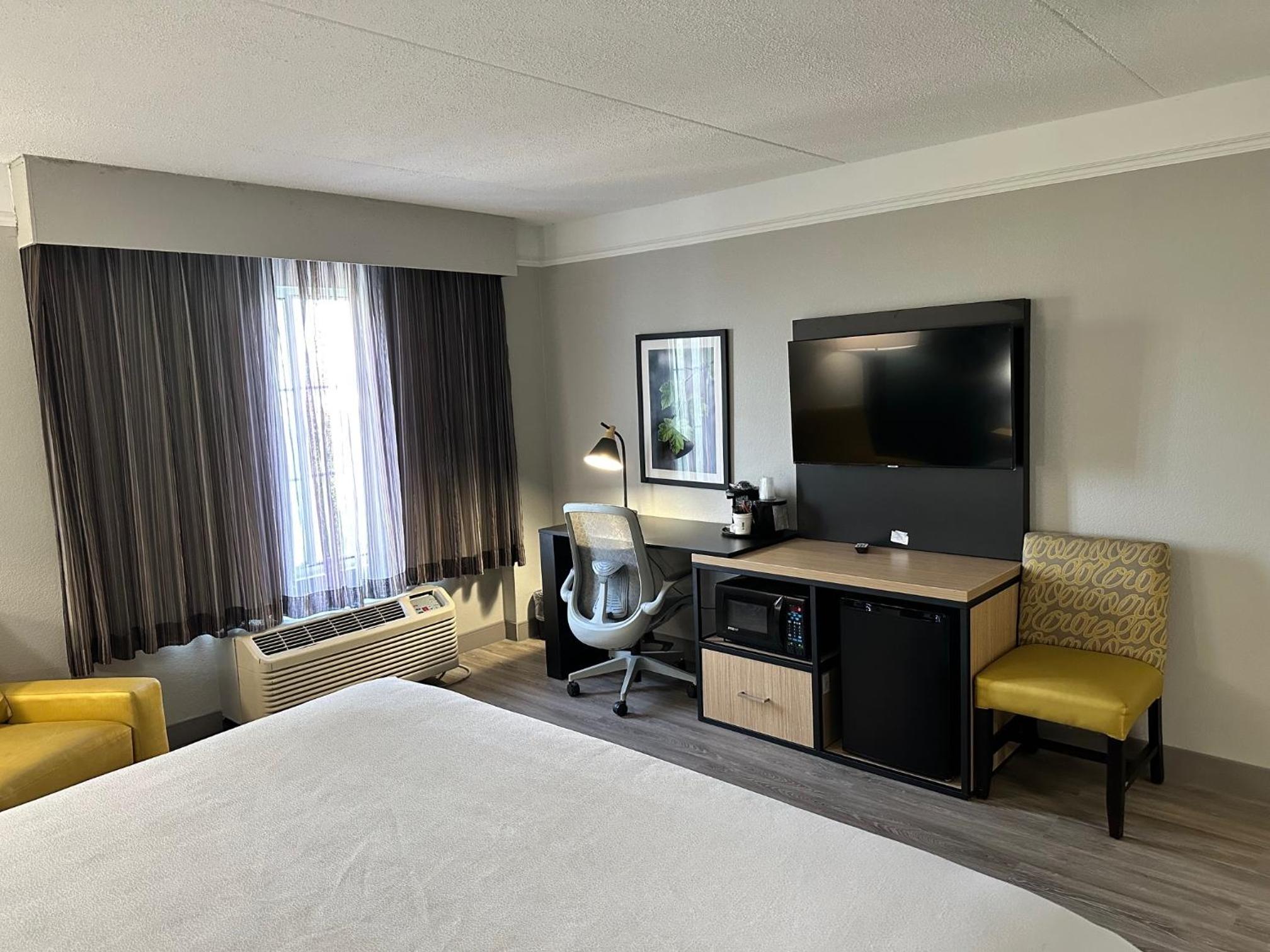 Deluxe King Room - Non-Smoking - Photo 2