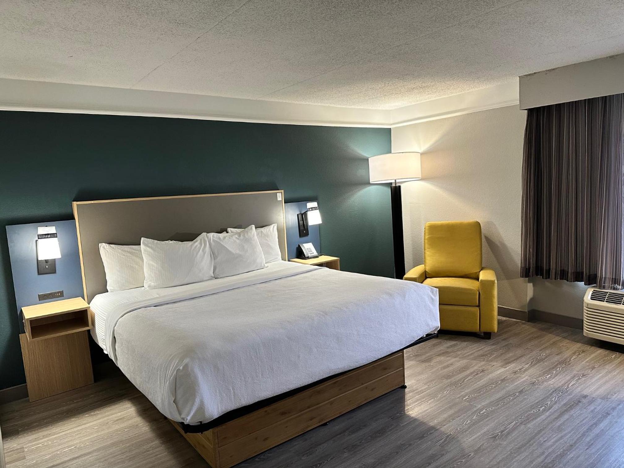 Deluxe King Room - Non-Smoking - Photo 3