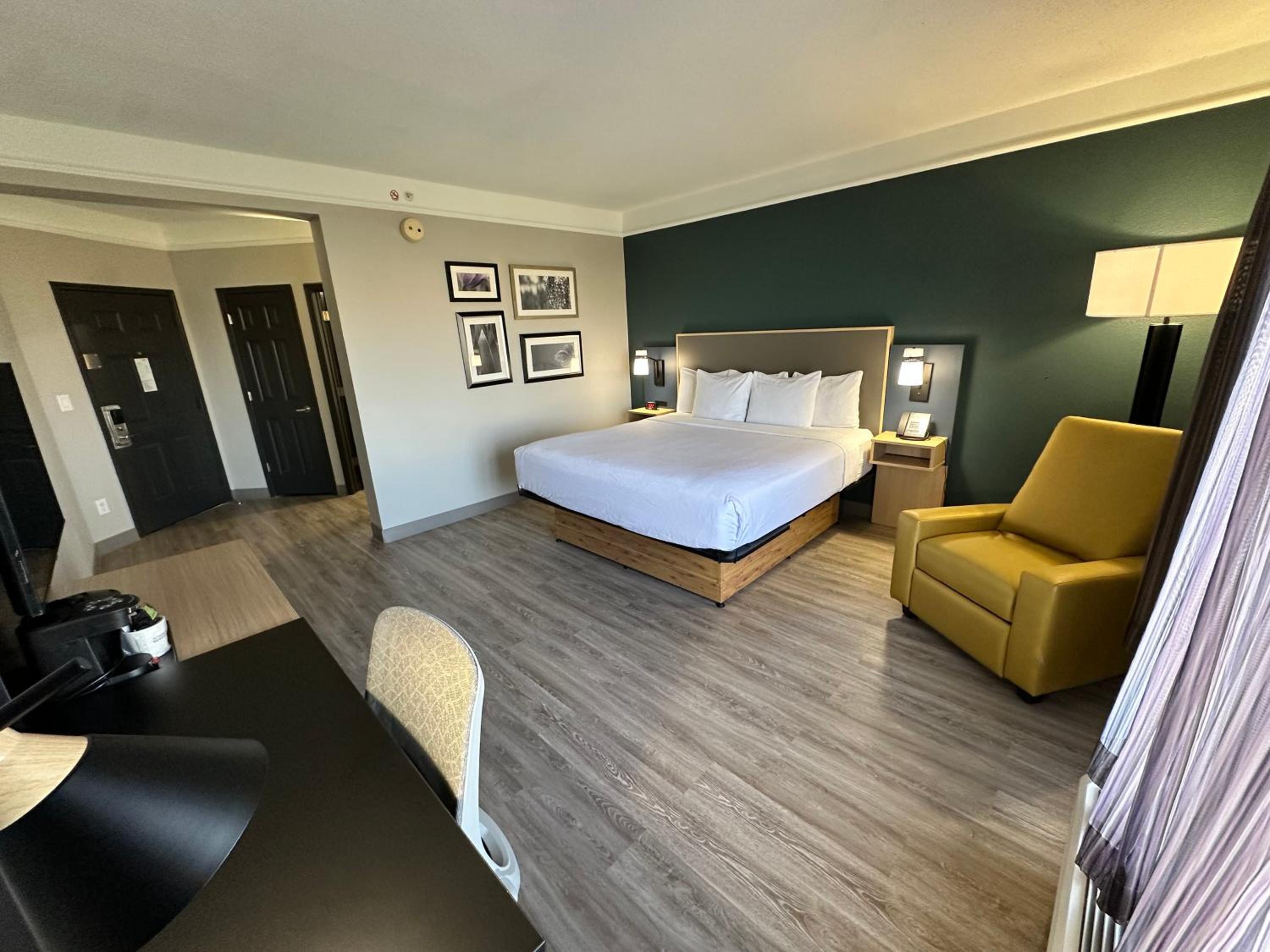 Deluxe King Room - Non-Smoking - Photo 1