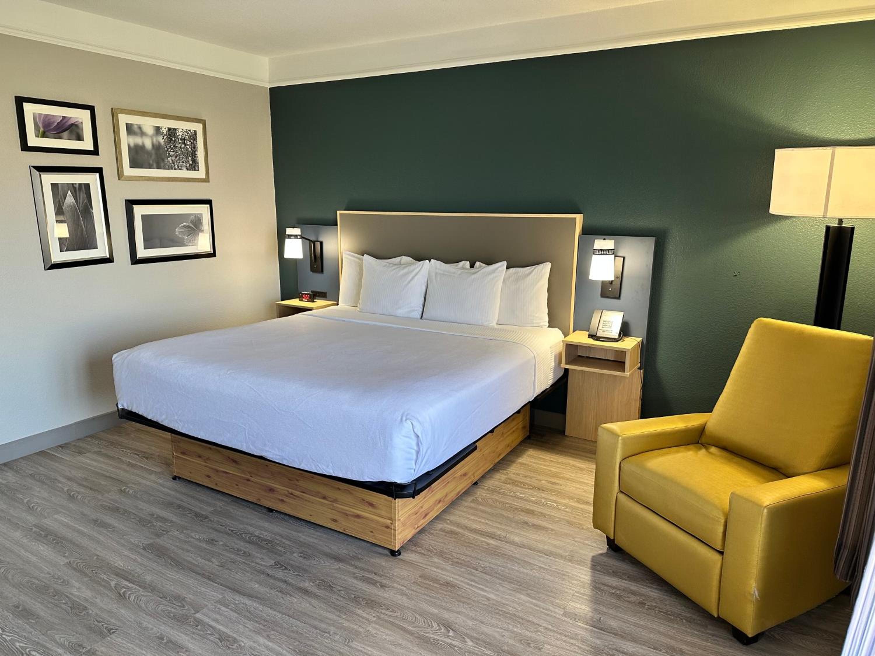 Deluxe King Room - Non-Smoking - Photo 5