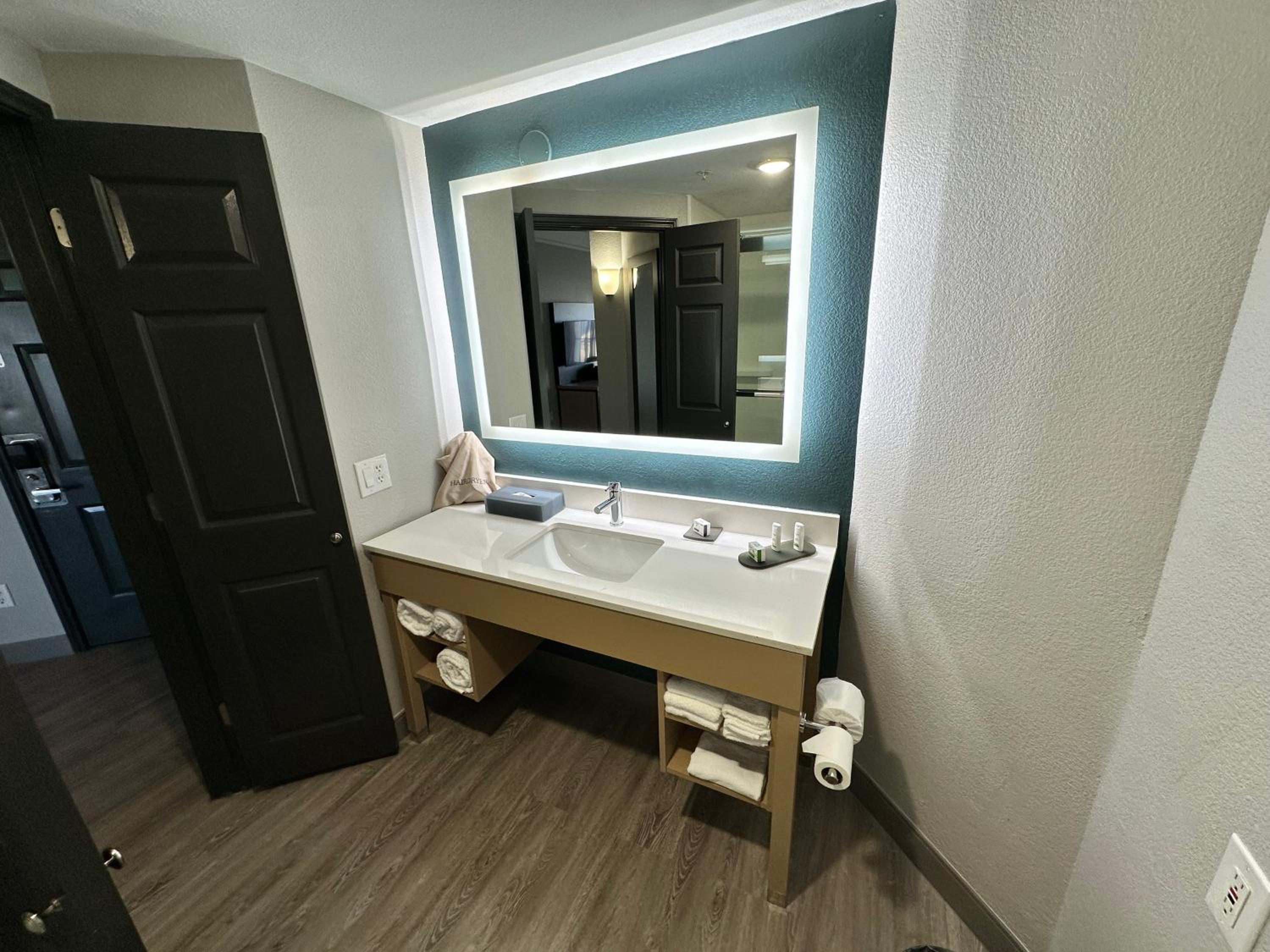 Deluxe King Room - Non-Smoking - Photo 6