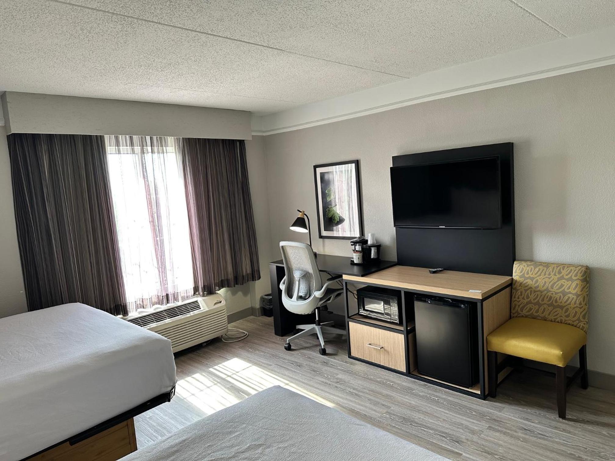 Deluxe Queen Room with Two Queen Beds - Non-Smoking - Photo 4