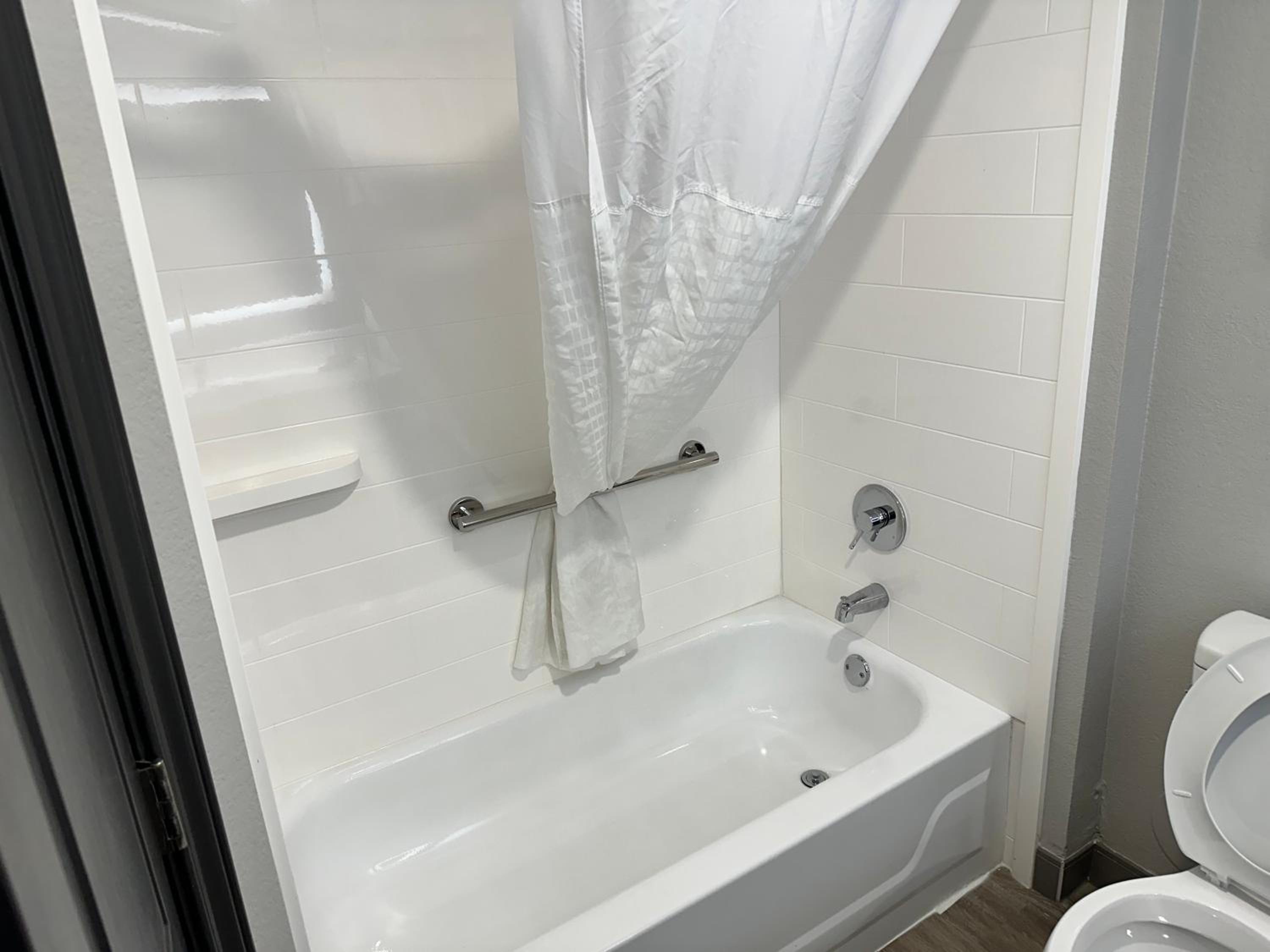 Deluxe King Room with One King Bed and Tub with Grab Bars - Mobility/Hearing Accessible - Photo 6
