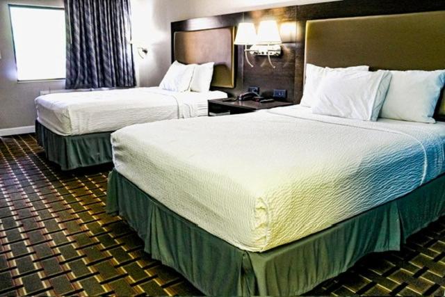 Queen Room with Two Queen Beds - Smoking - Photo 4