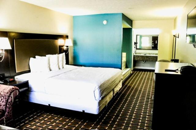 Deluxe King Room - Non-Smoking - Photo 3