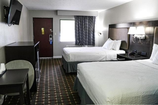 Queen Room with Two Queen Beds - Smoking - Photo 5