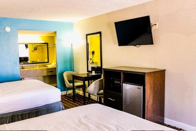 Queen Room with Two Queen Beds - Smoking - Photo 6
