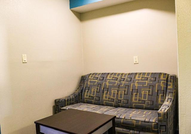 2 Queen Beds, Efficiency Room, Smoking - Photo 6