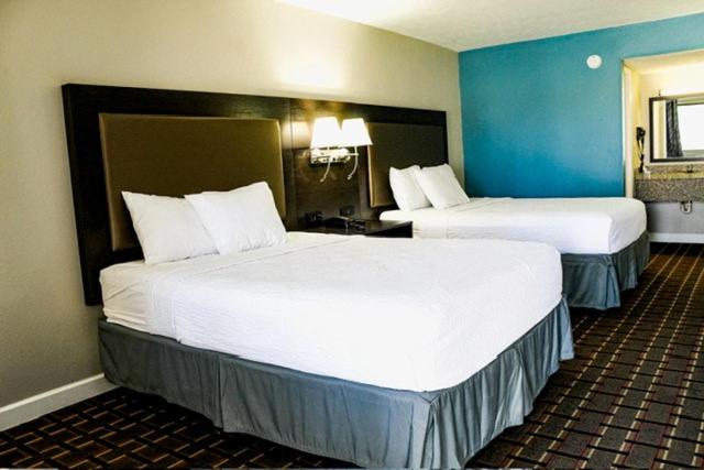 Queen Room with Two Queen Beds - Smoking - Photo 7