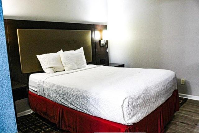 Deluxe King Room - Non-Smoking - Photo 4
