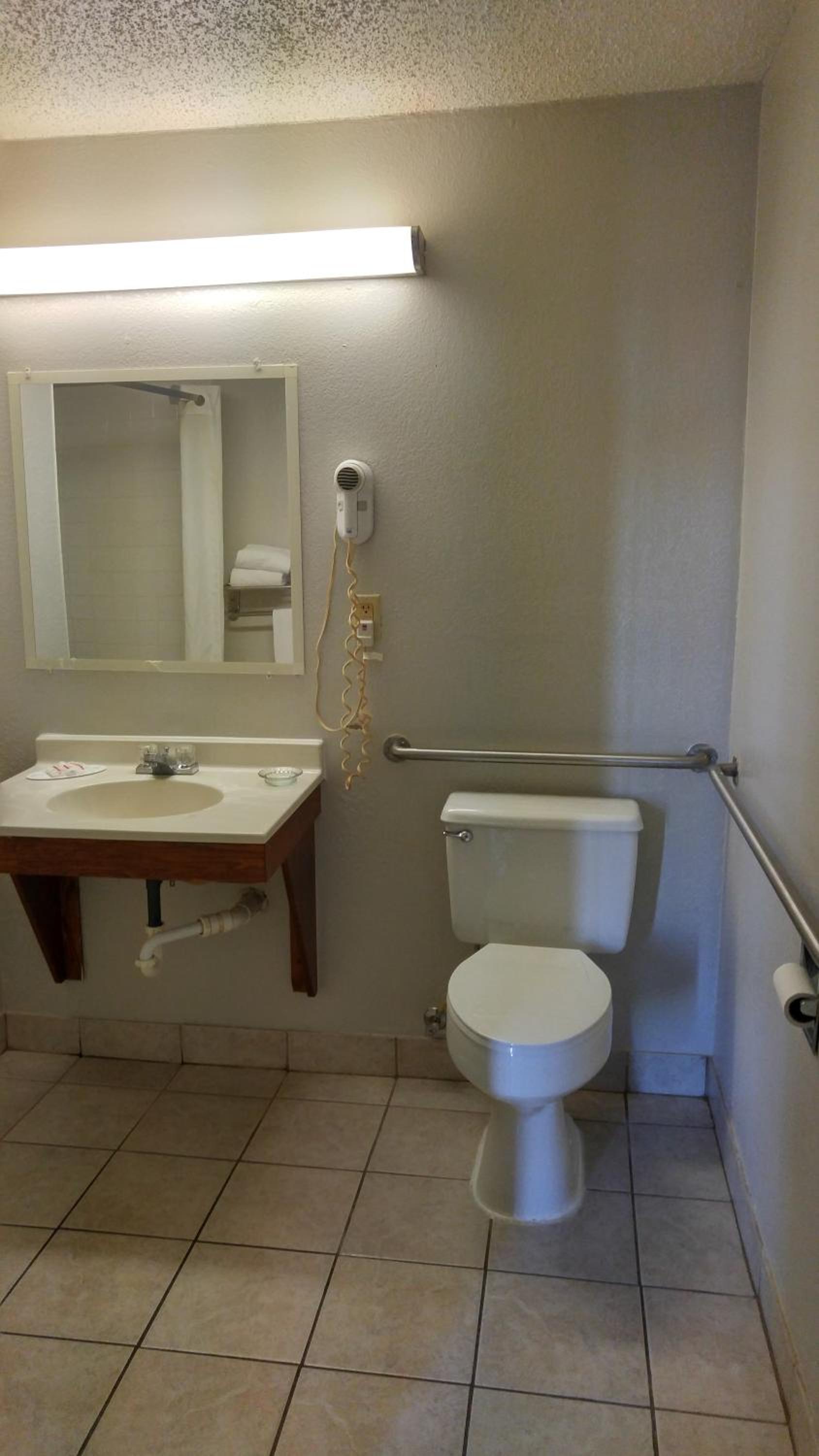 1 Queen Bed, Mobility Accessible Room, Non-Smoking photo 2