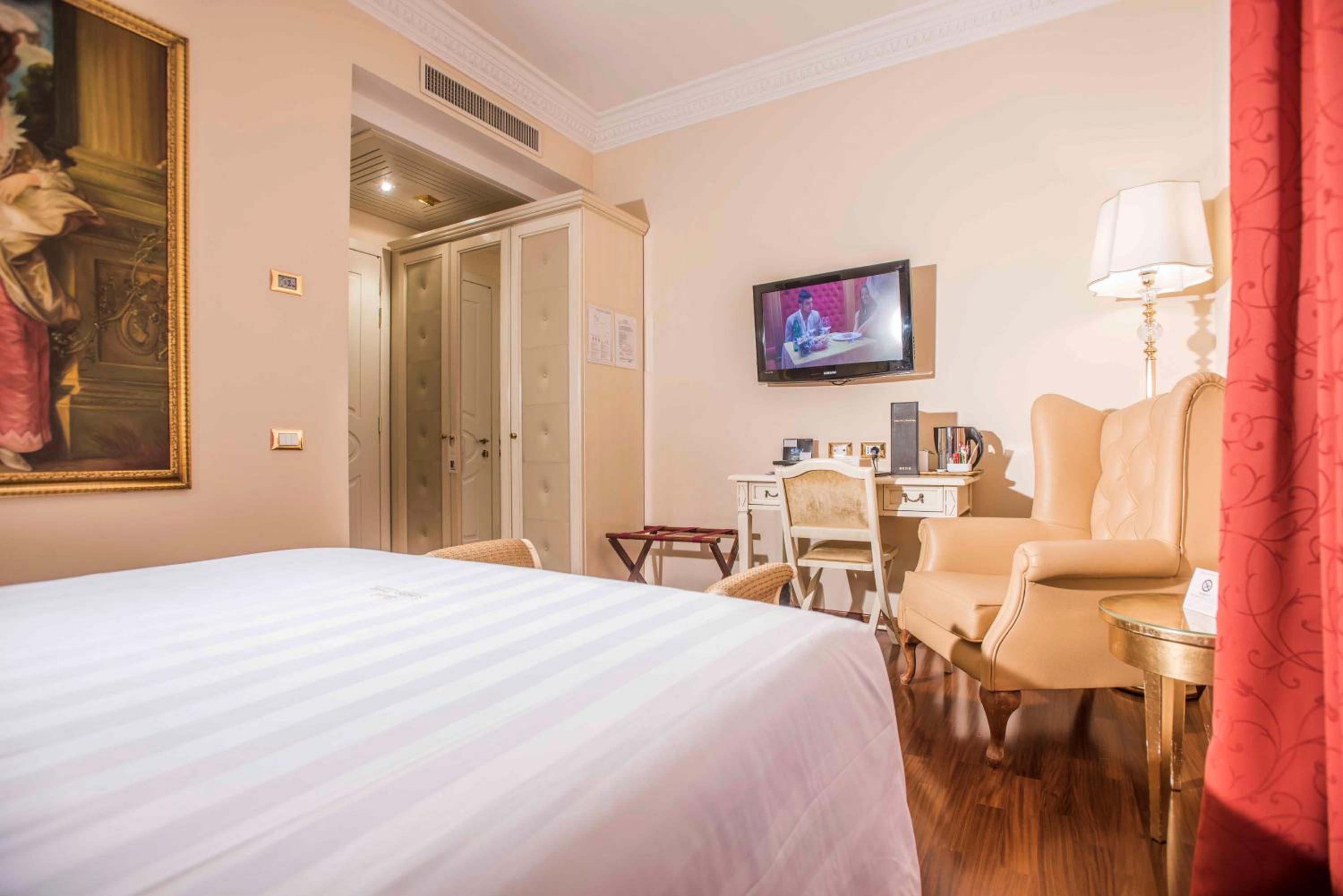 Classic Double or Twin Room - Photo 6