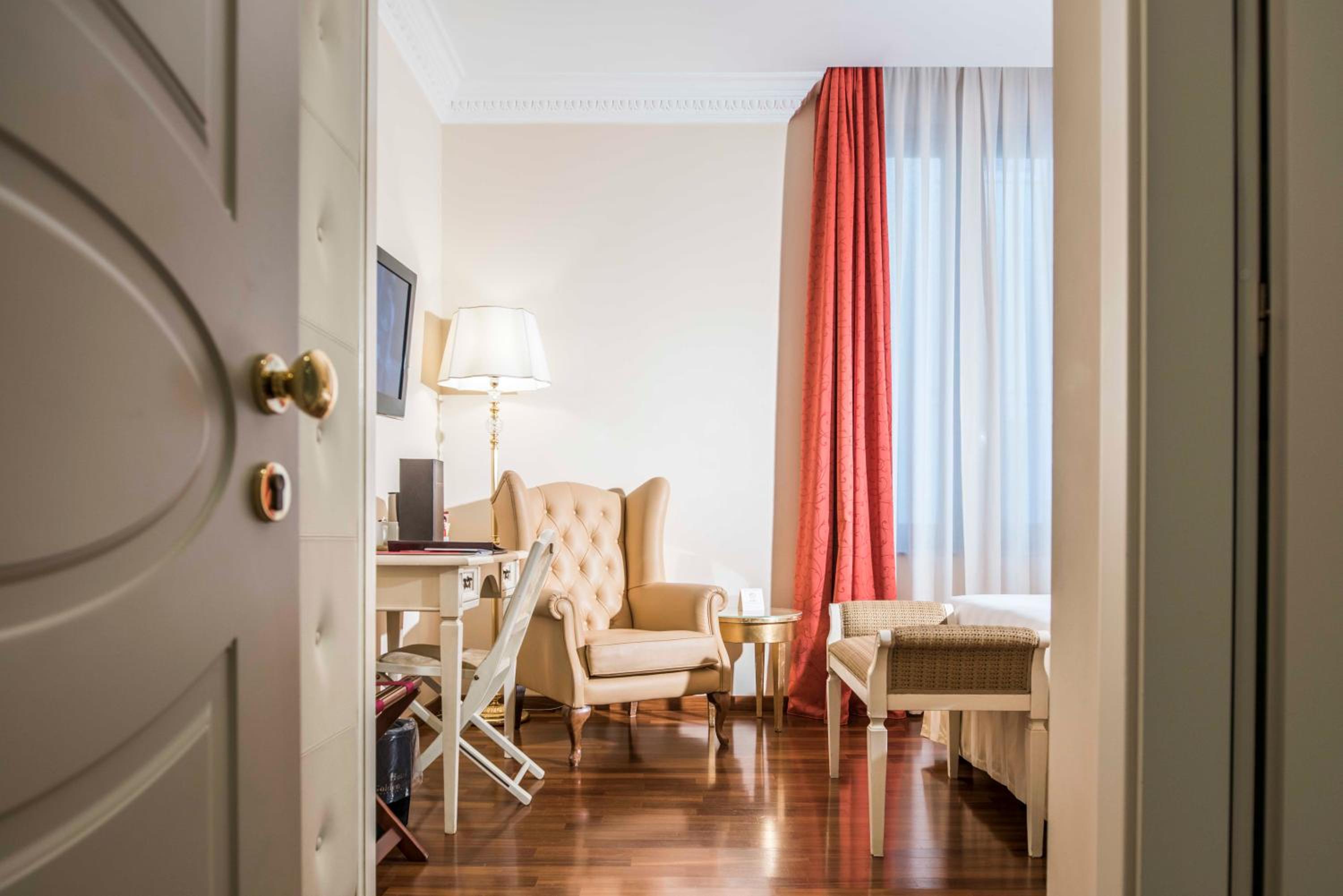 Classic Double or Twin Room - Photo 8