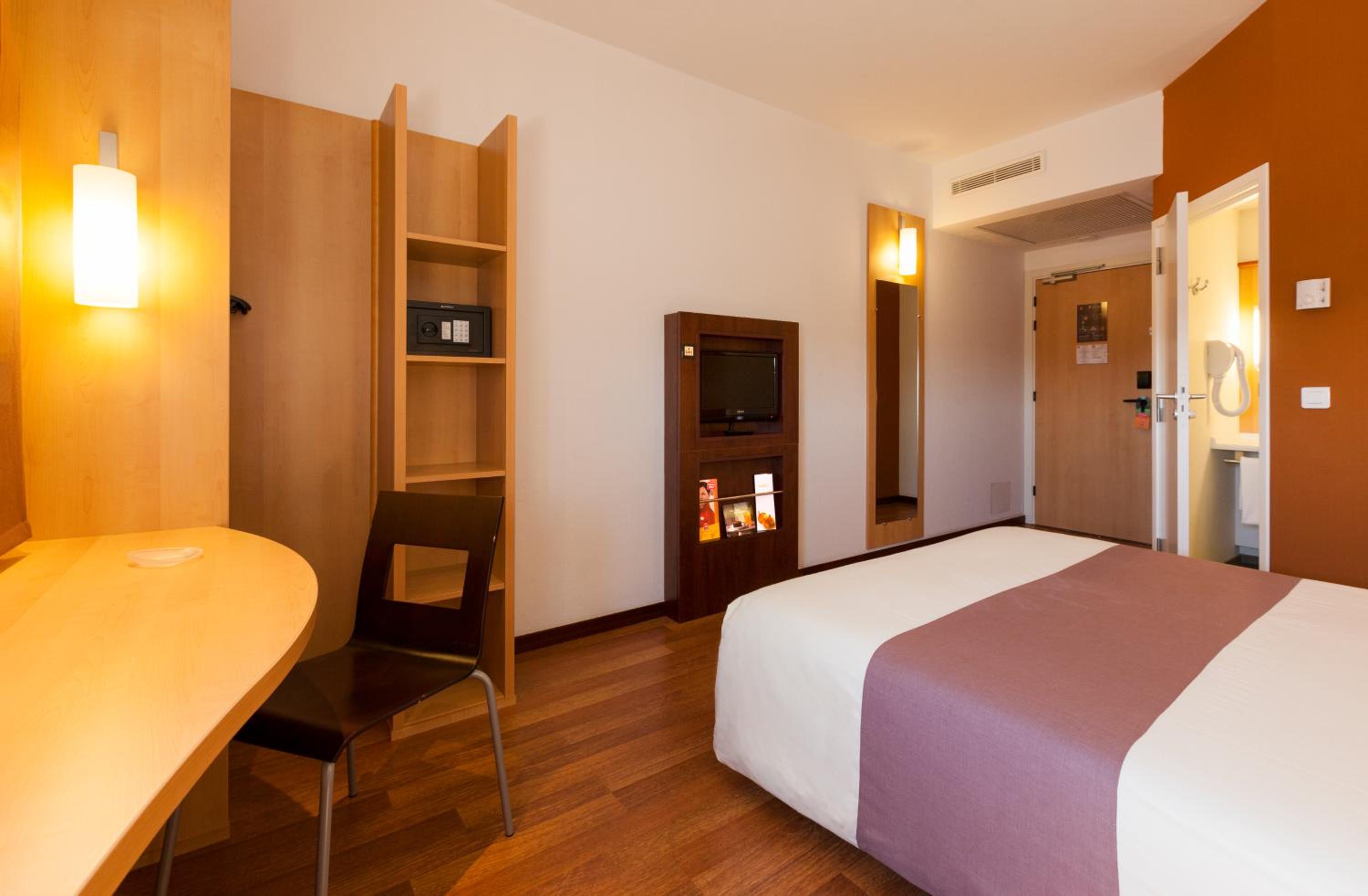 Standard Double Room - Photo 12