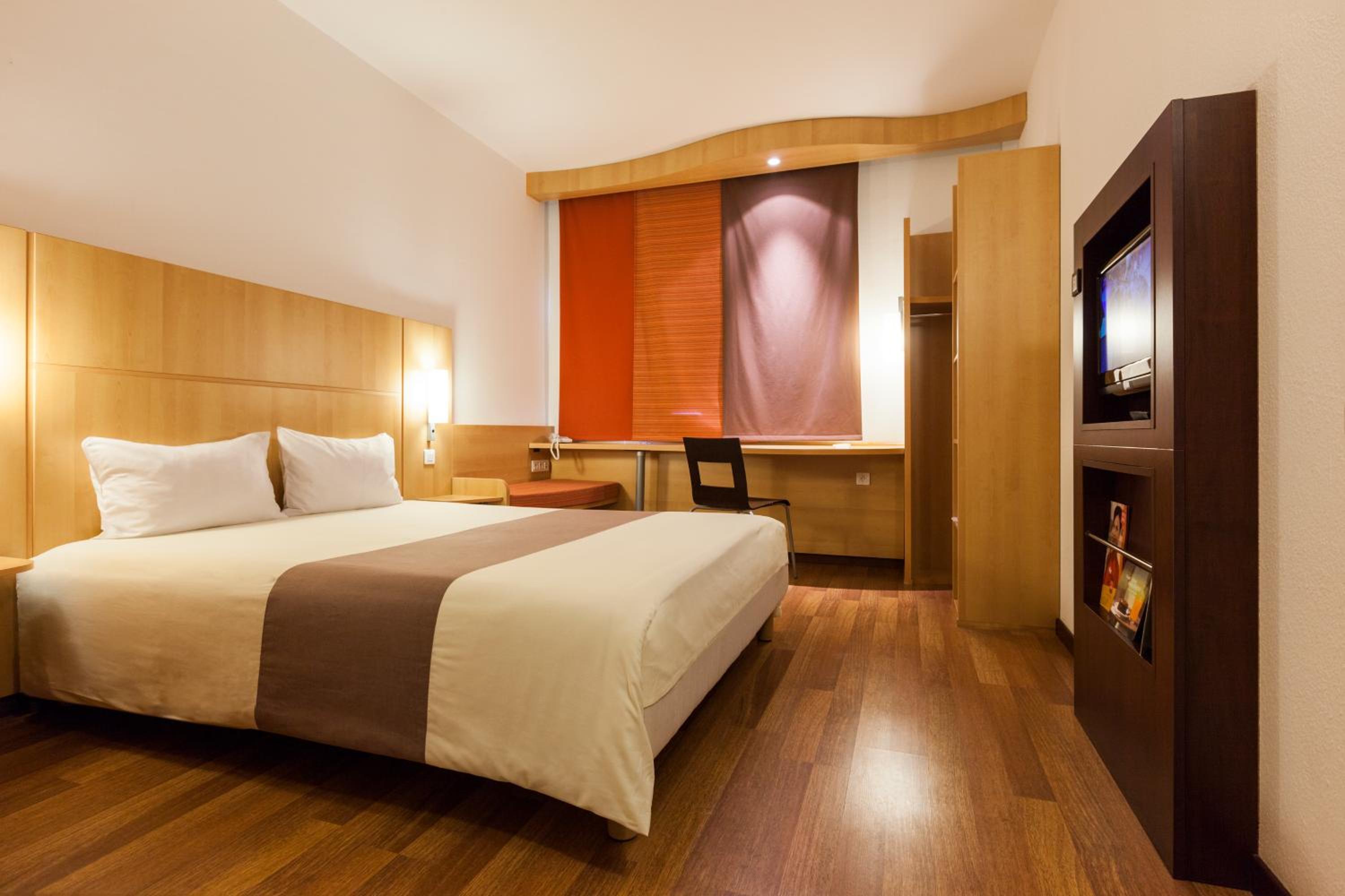 Standard Double Room - Photo 13