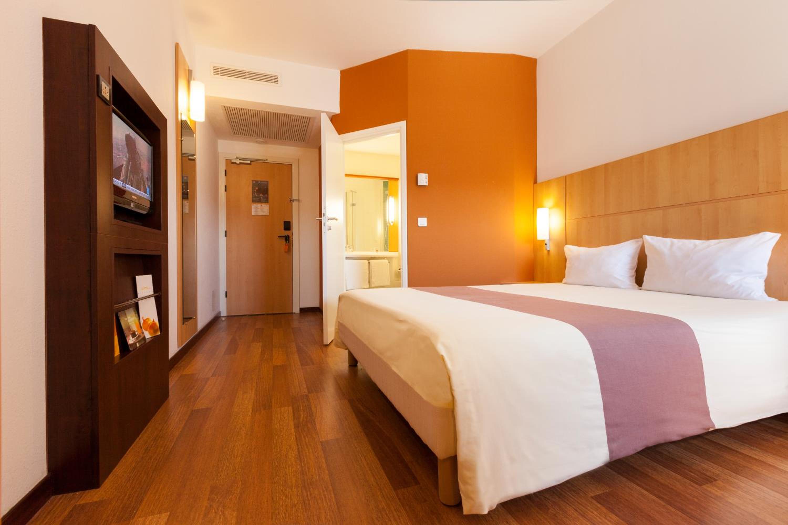 Standard Double Room - Photo 11