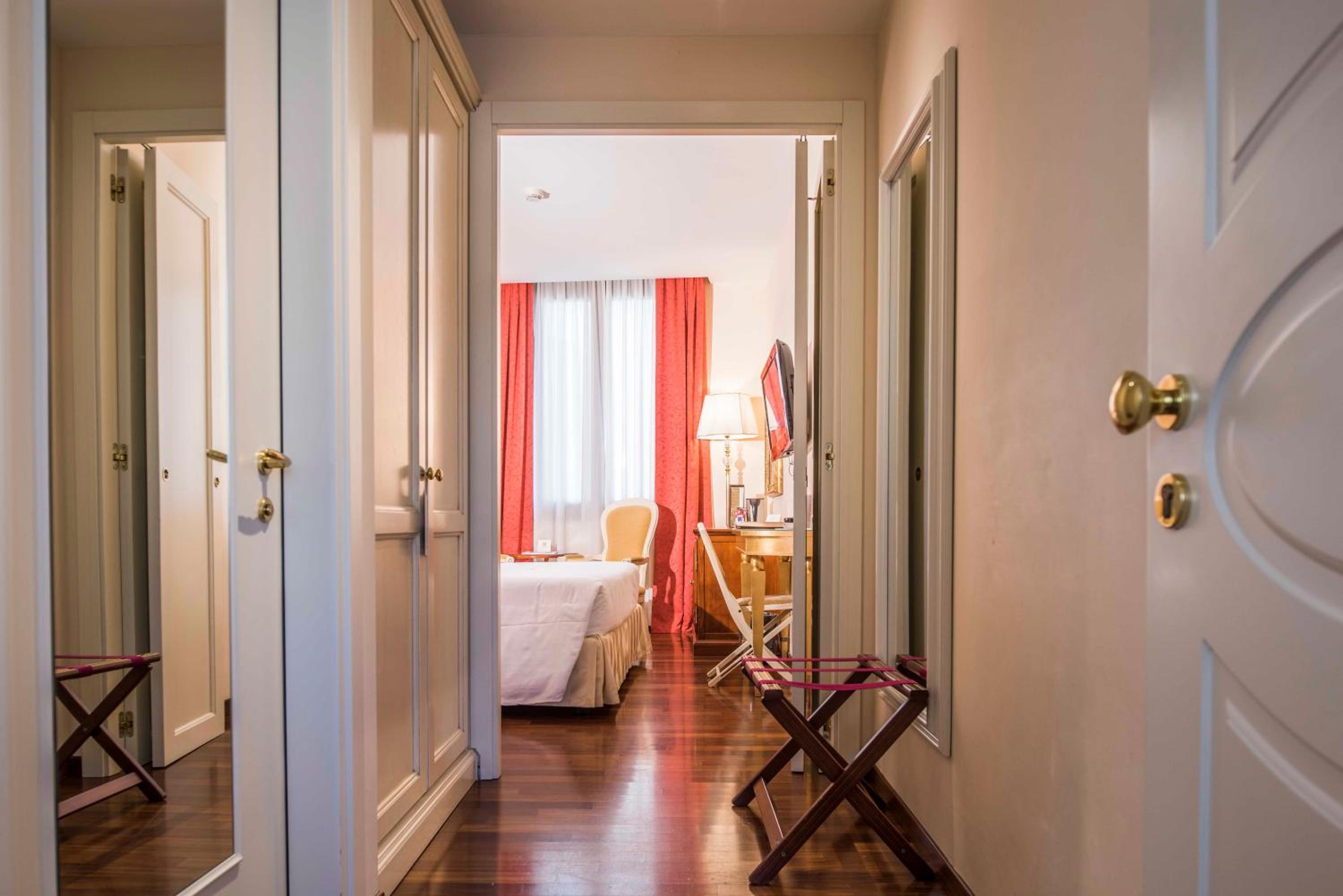 Classic Double or Twin Room - Photo 9