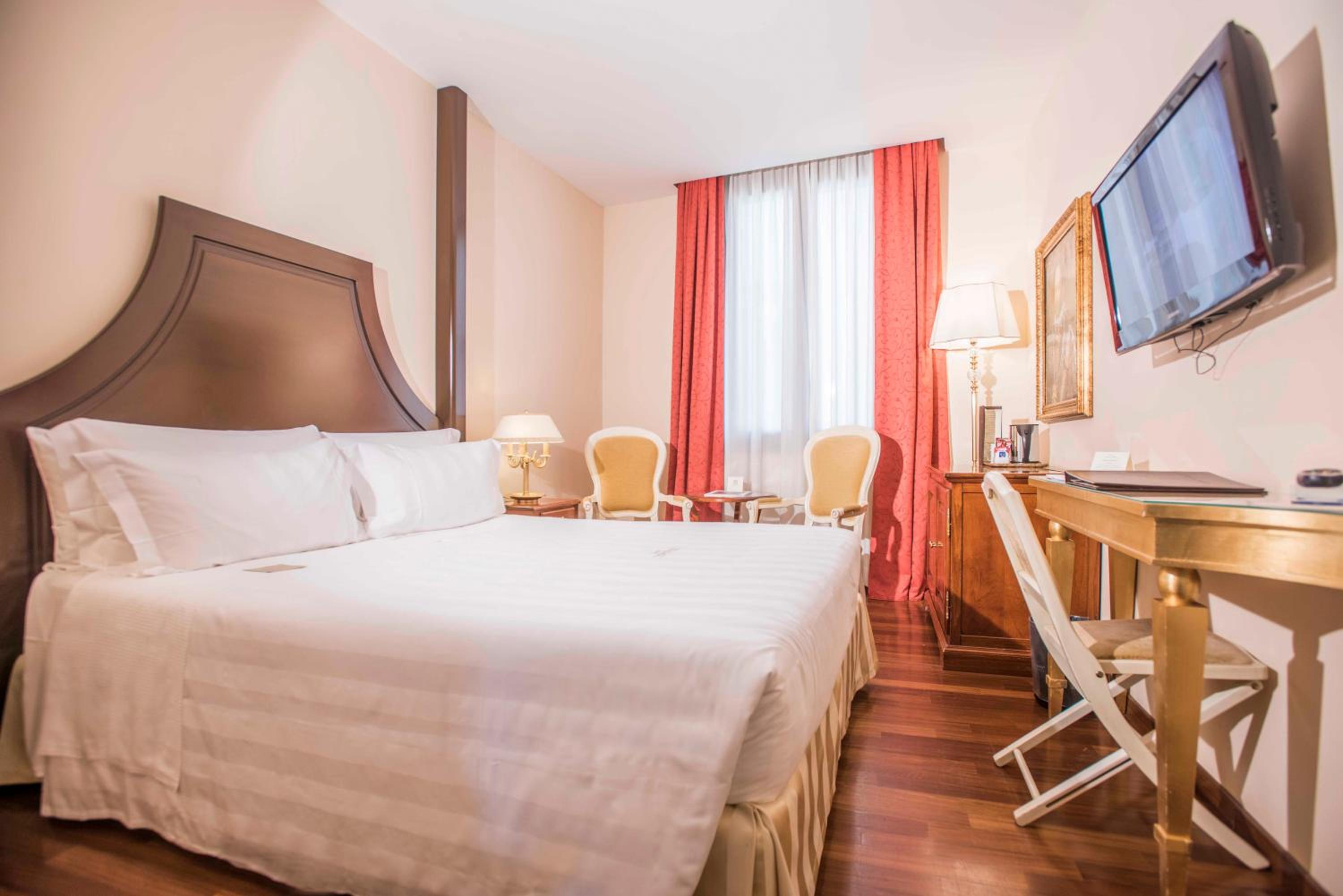 Classic Double or Twin Room - Photo 12