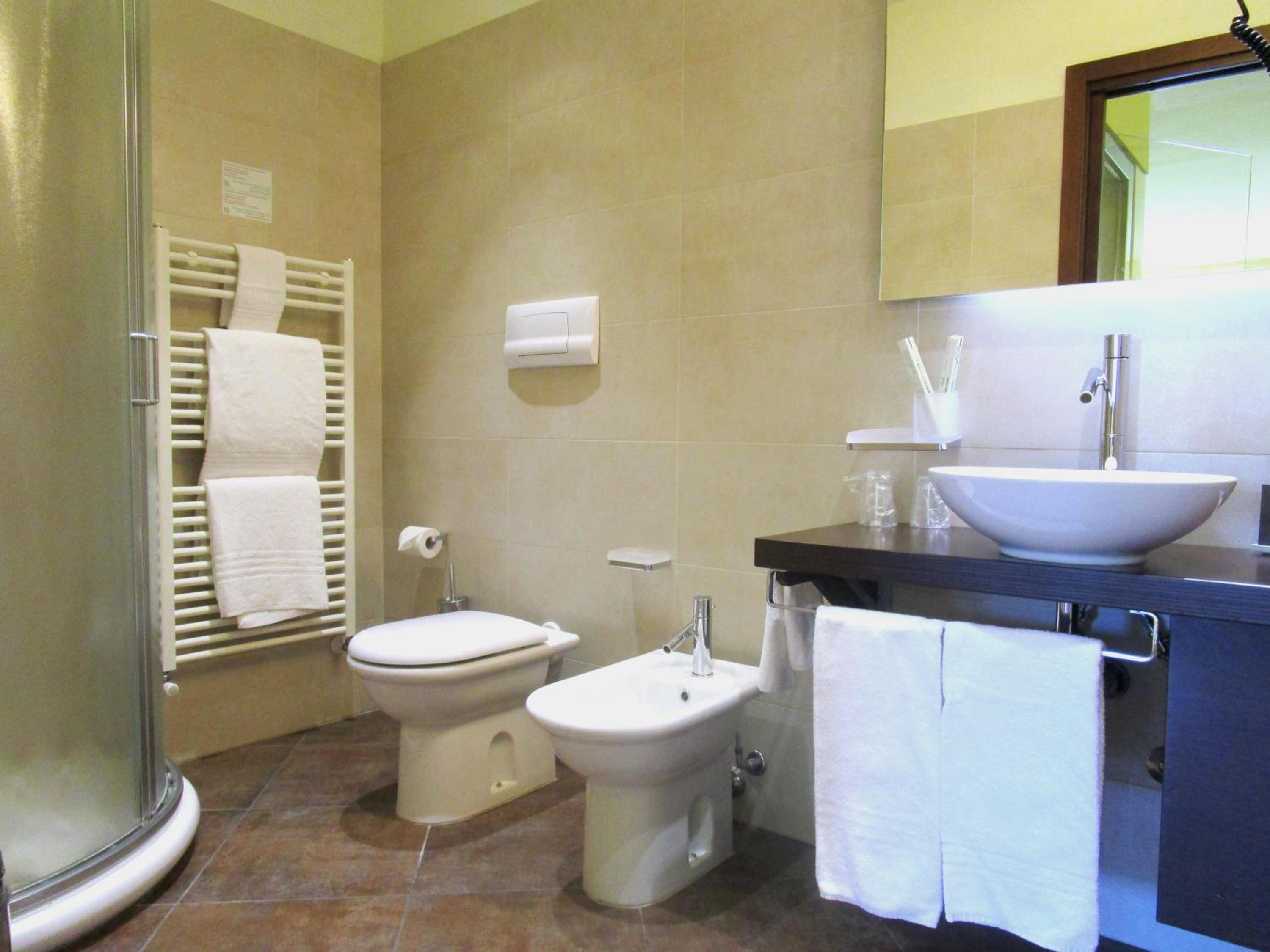 Double or Twin Room with Lake View - Photo 10