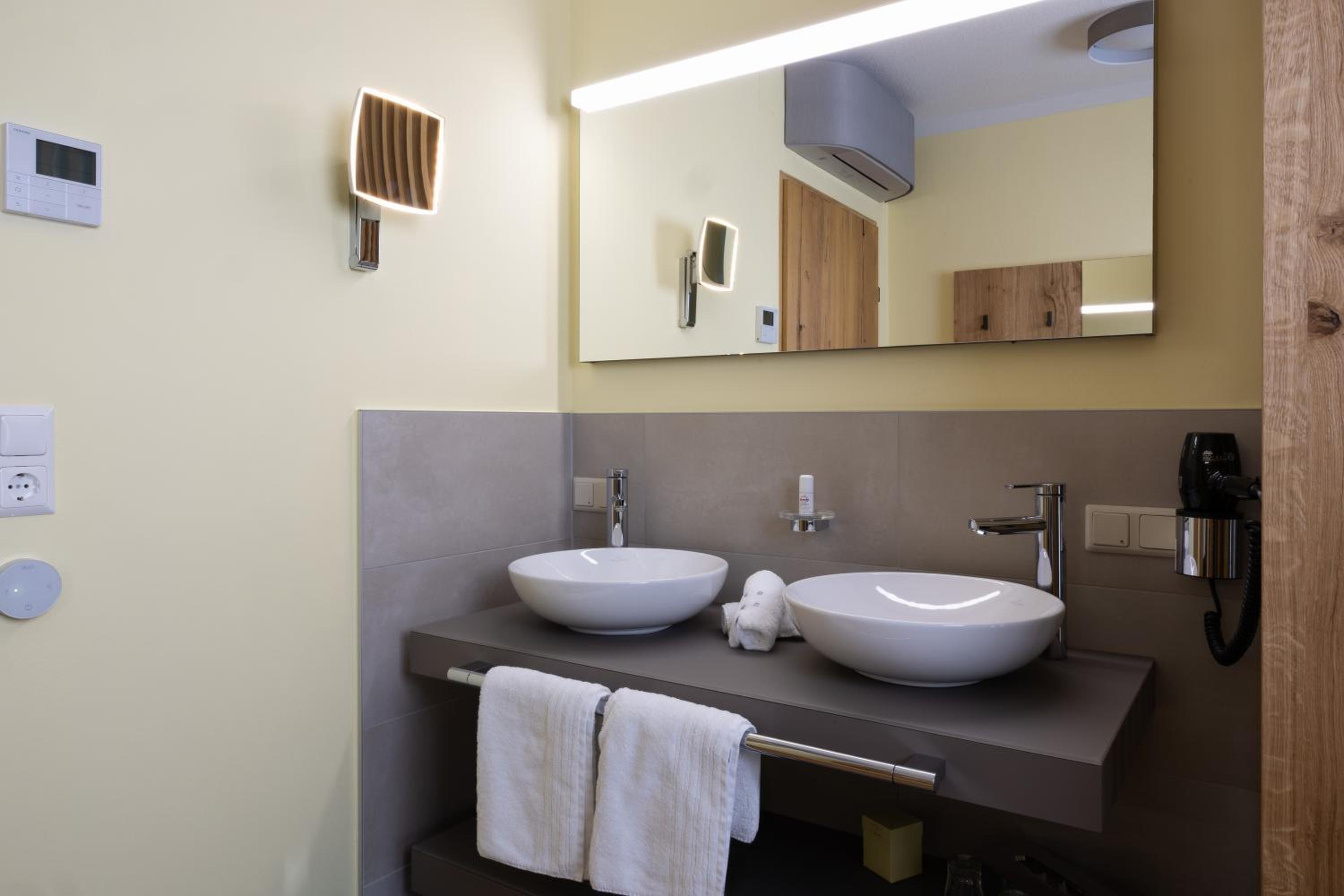 Deluxe Double Room with Balcony photo 2