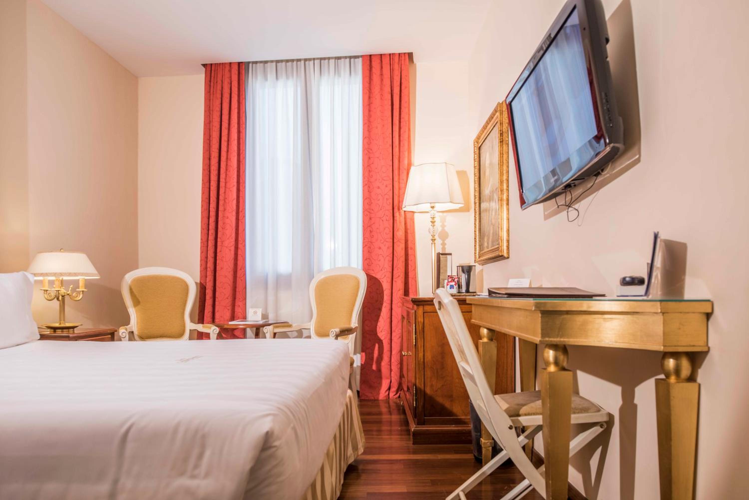 Classic Double or Twin Room - Photo 10