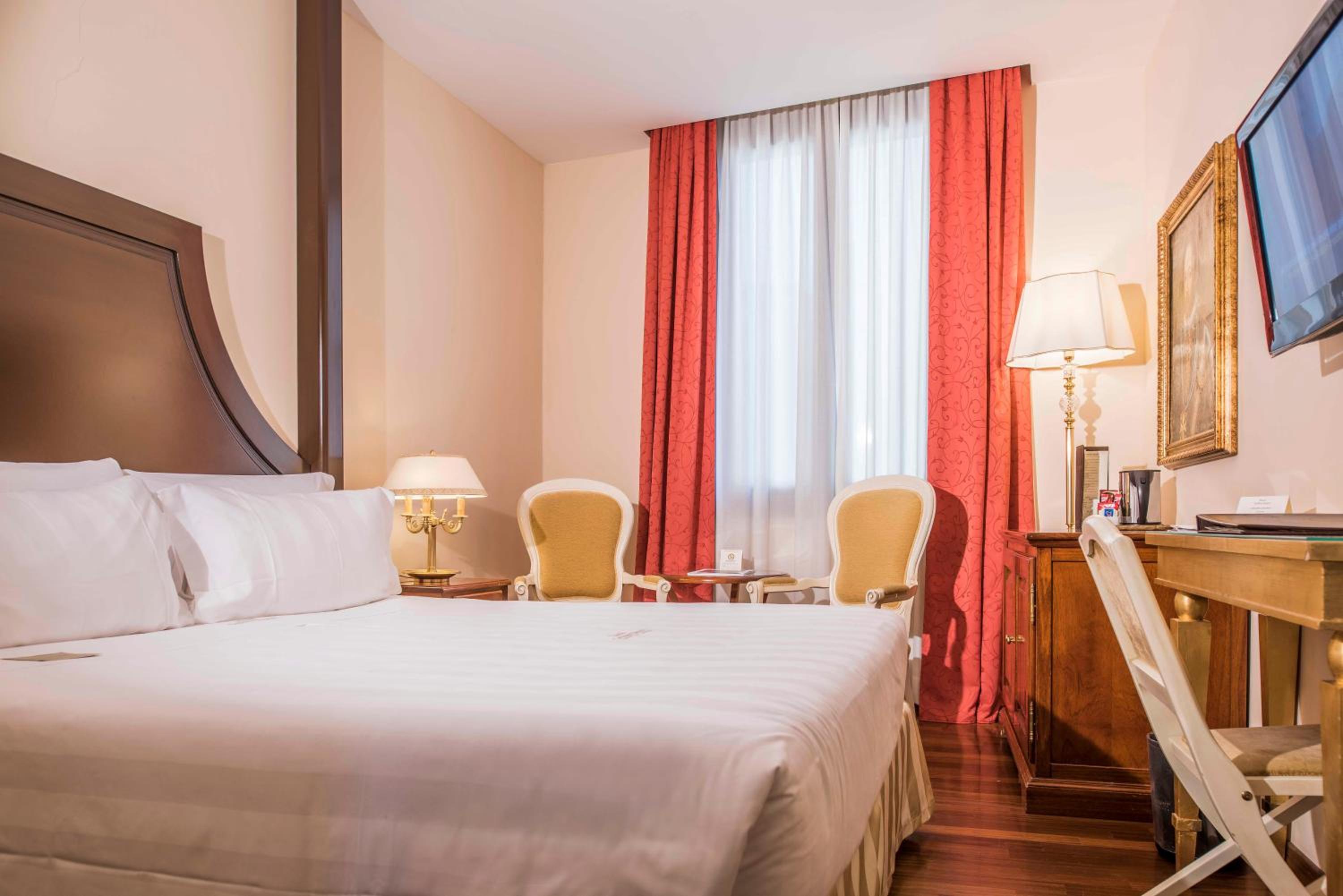 Classic Double or Twin Room - Photo 2