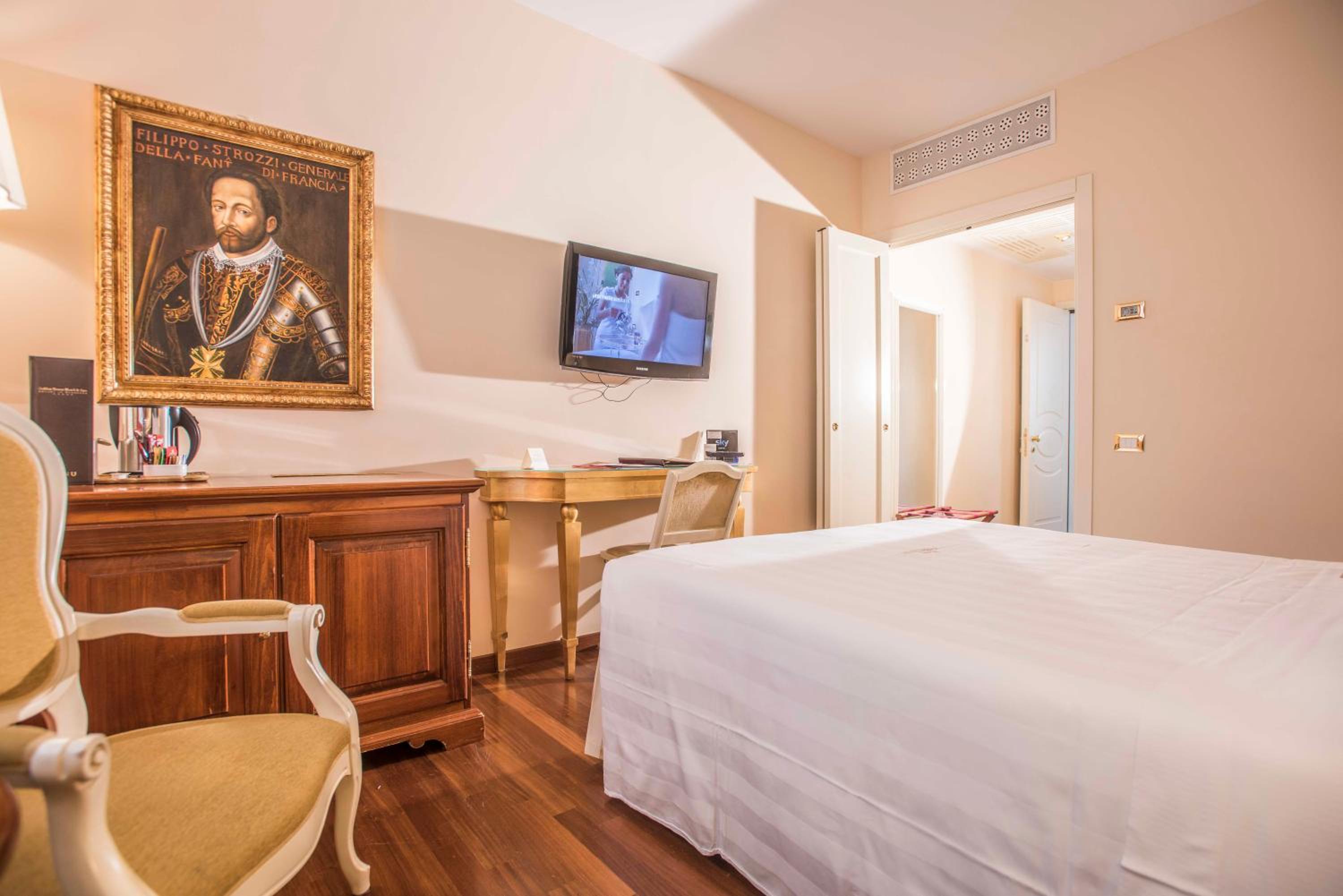 Classic Double or Twin Room - Photo 11
