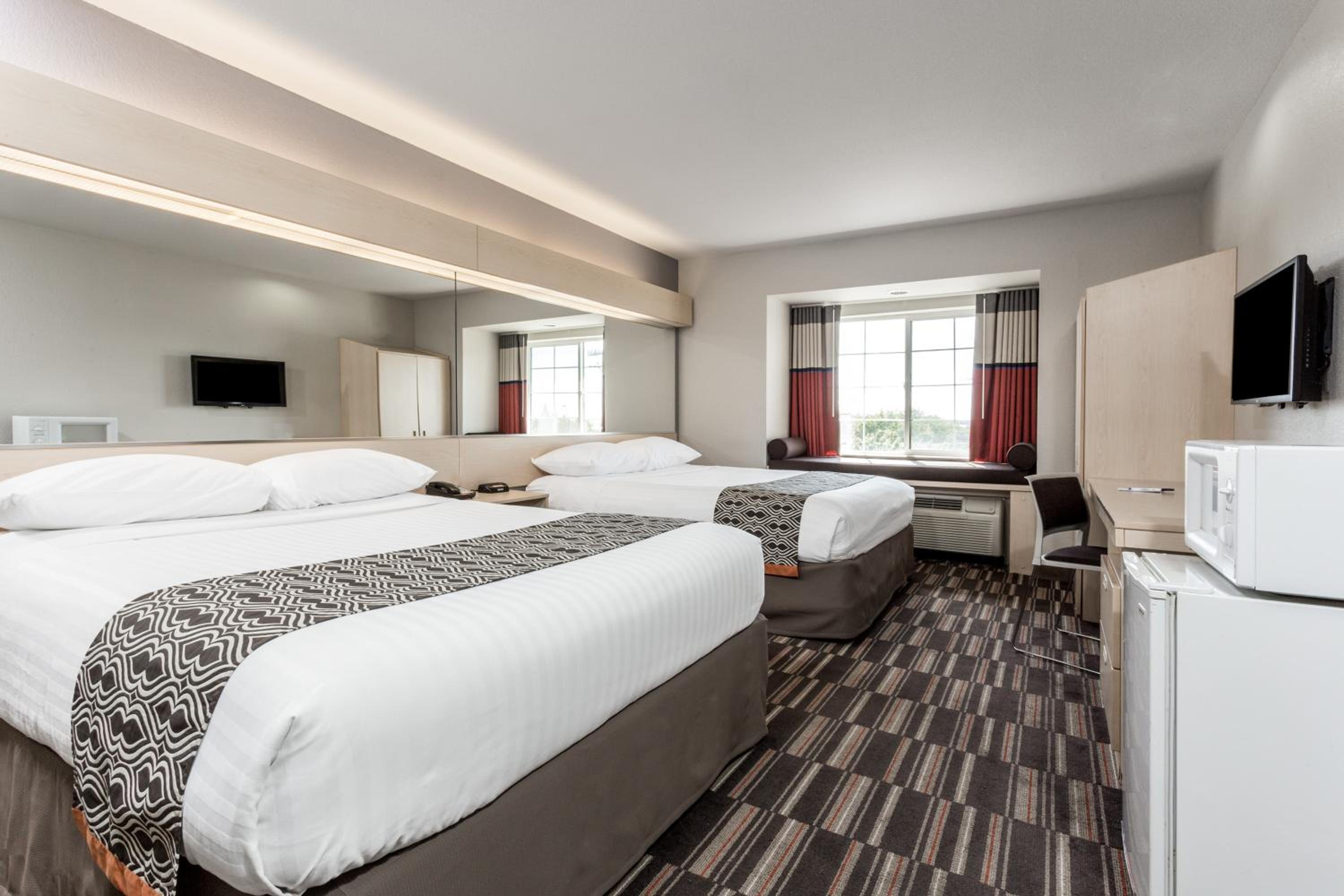 Queen Room with Two Queen Beds - Disability Access/Non-Smoking - Photo 2