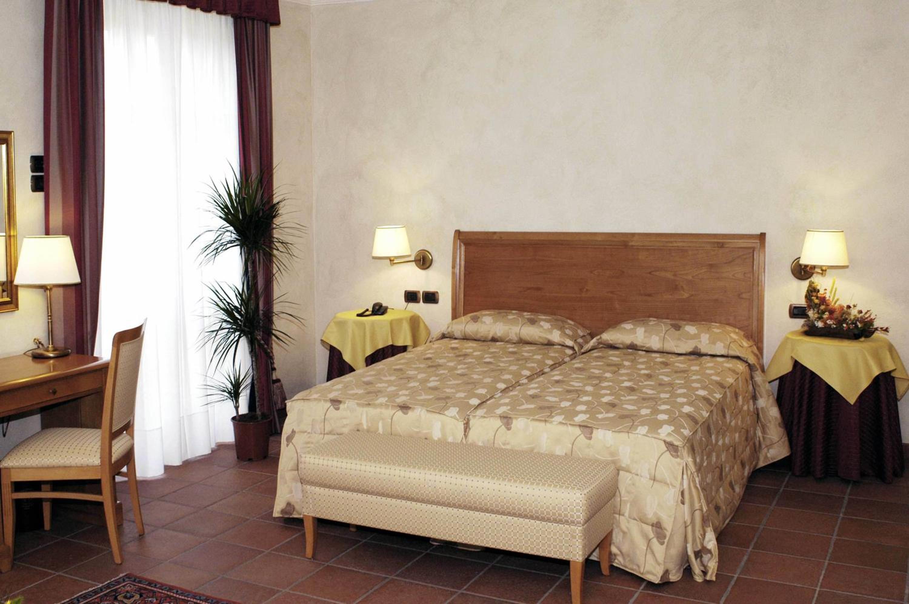 Classic Twin Room - Photo 4