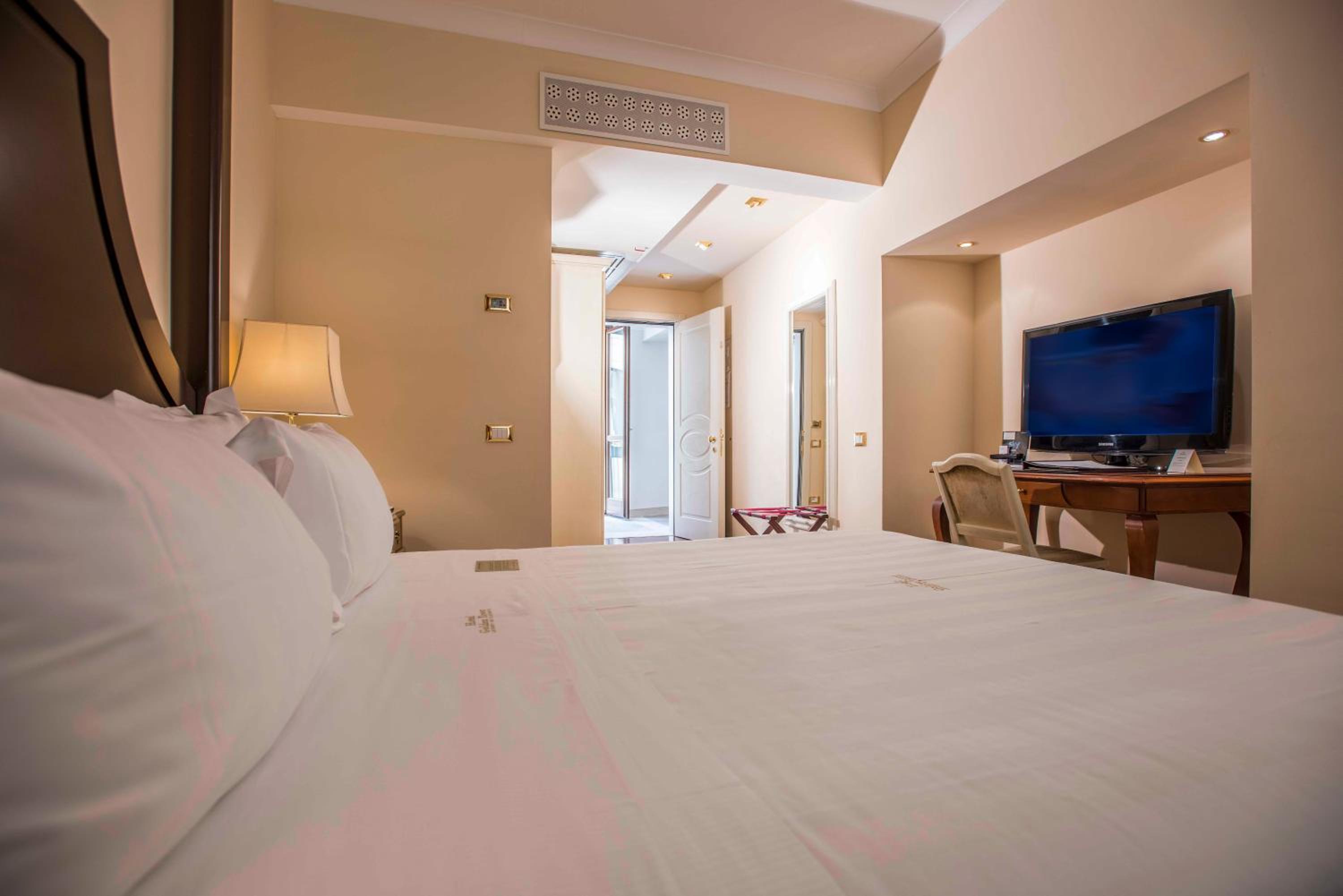 Deluxe Double or Twin Room - Photo 9