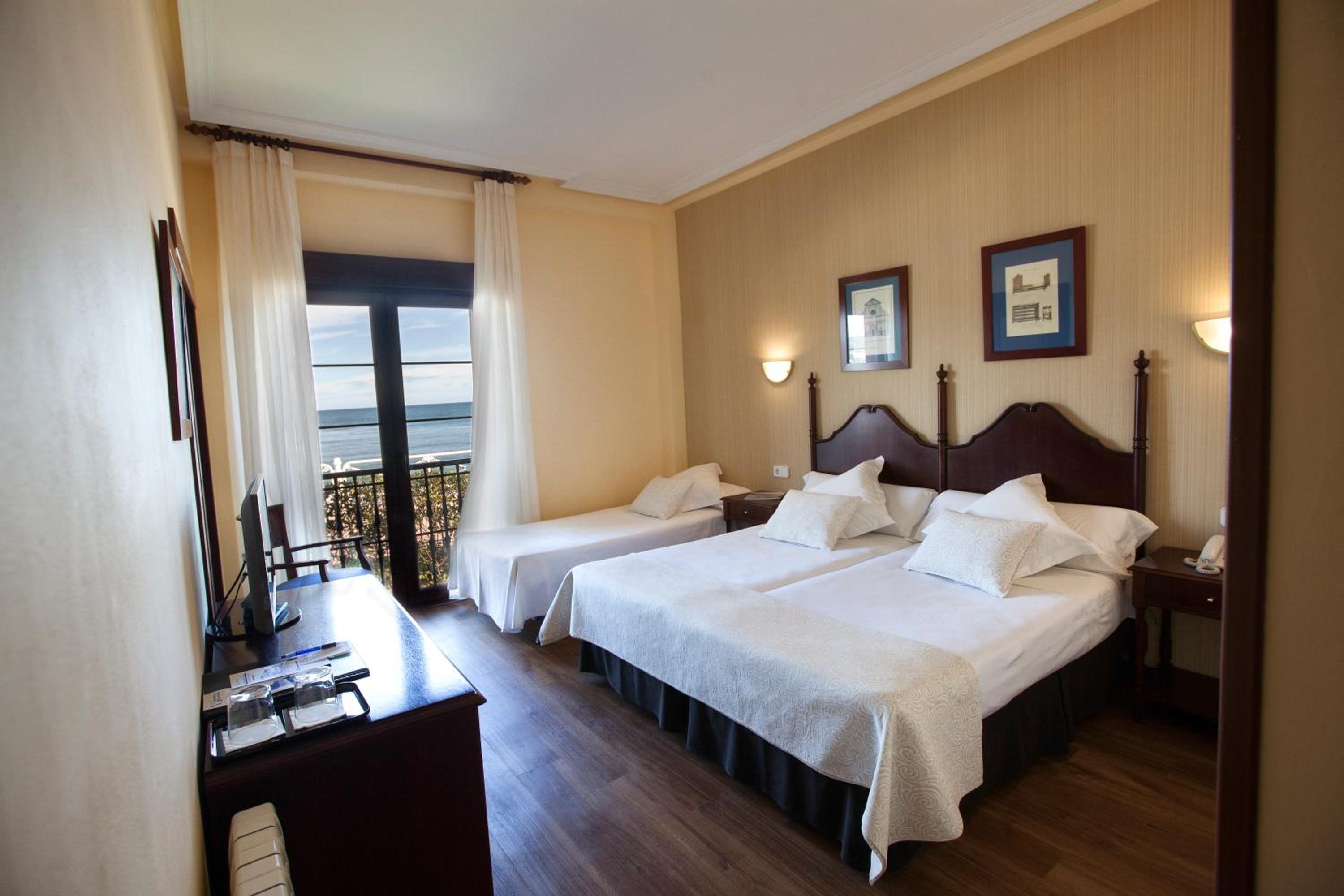 Habitación triple con vista al mar.