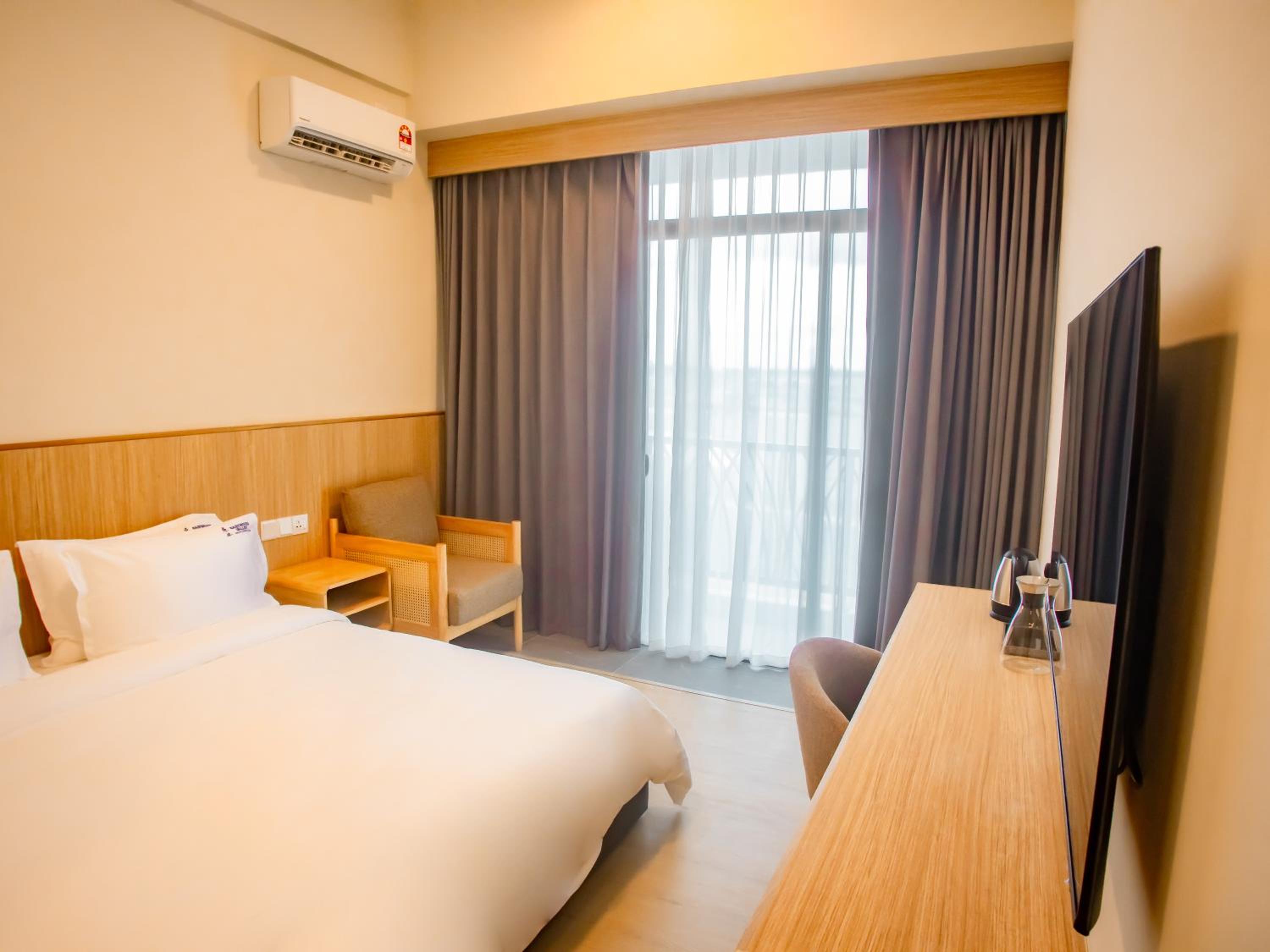 Deluxe Double Room with Balcony photo 2