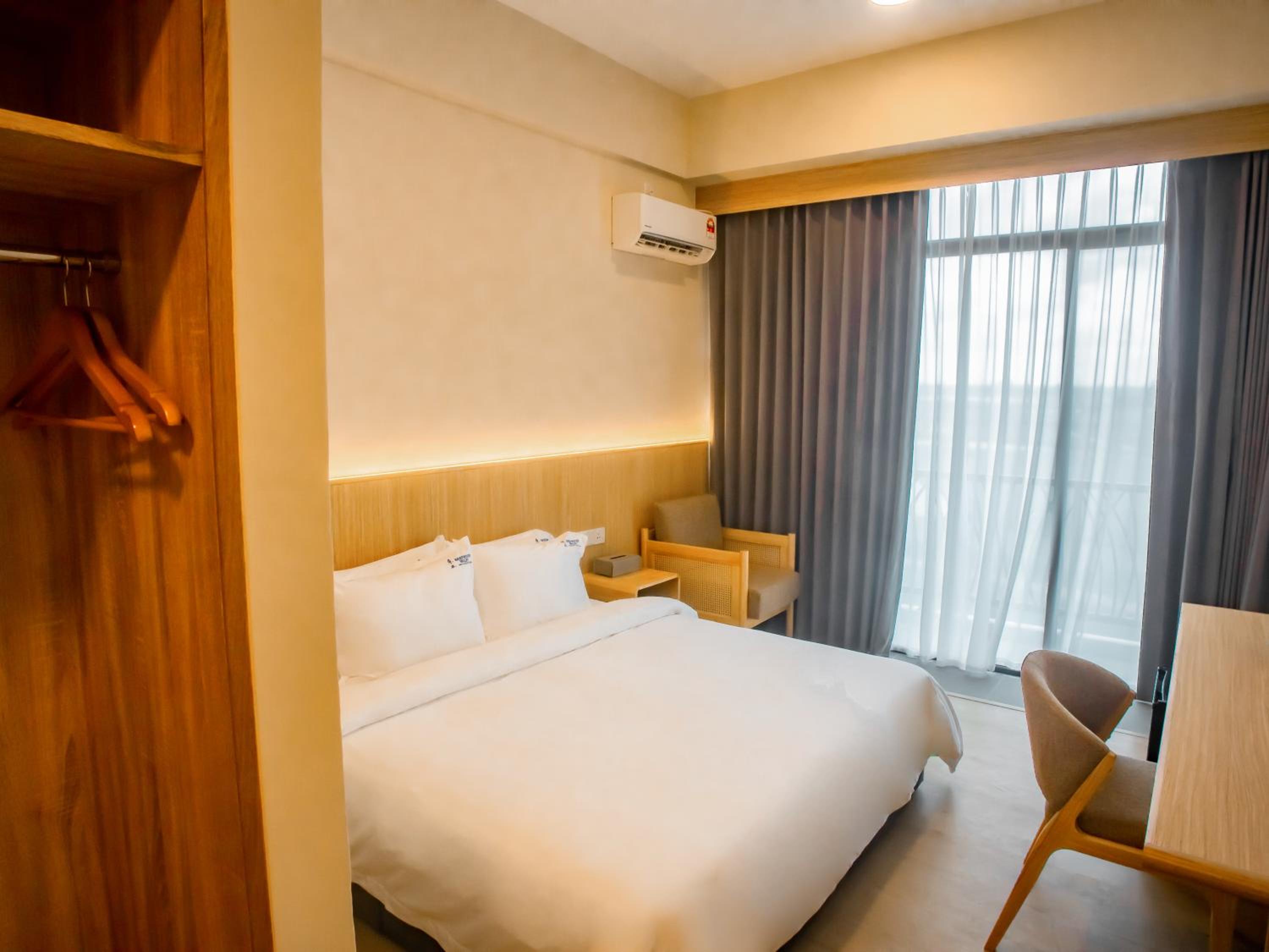 Deluxe Double Room with Balcony photo 1