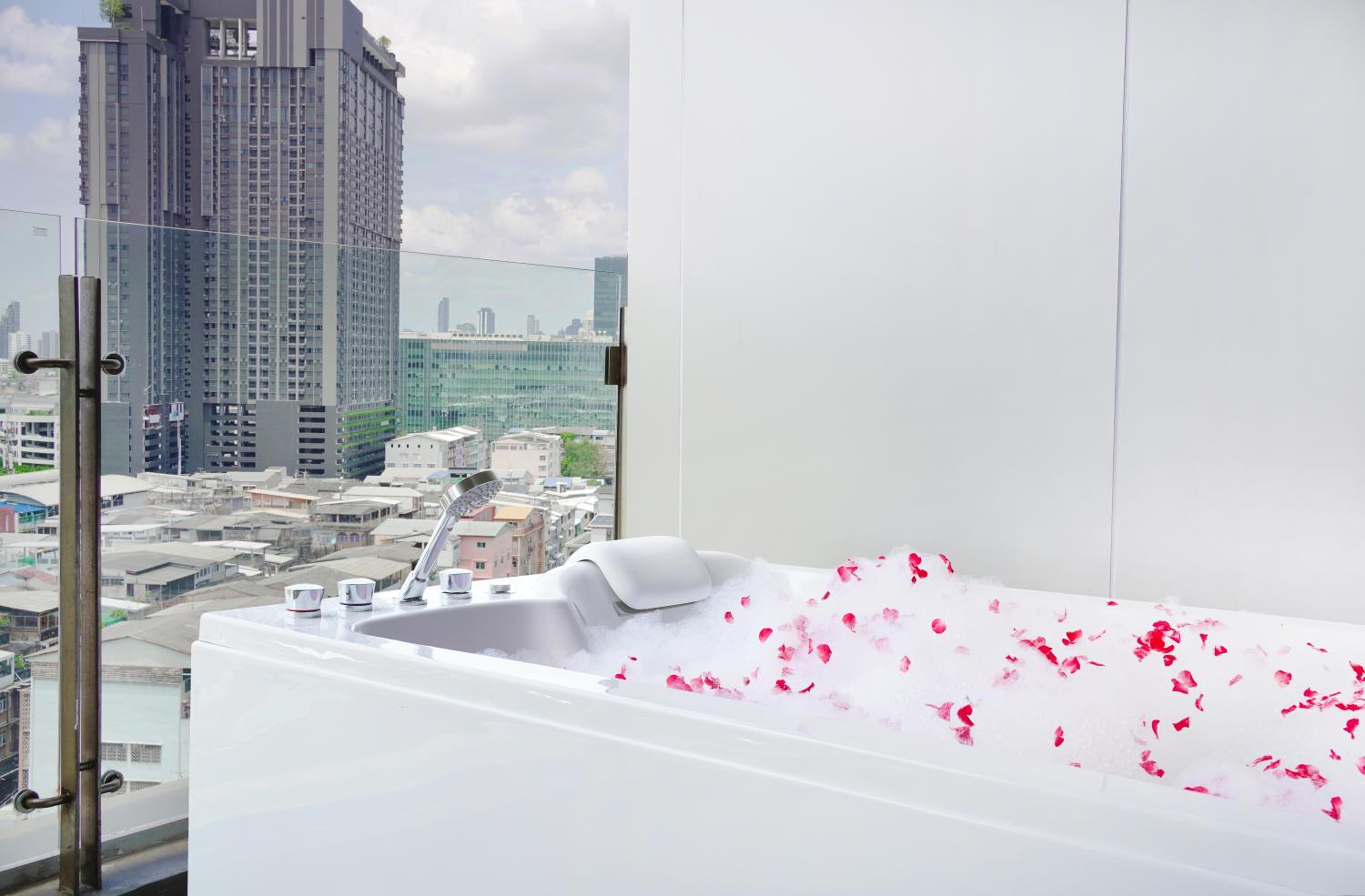Jacuzzi Suite photo 2