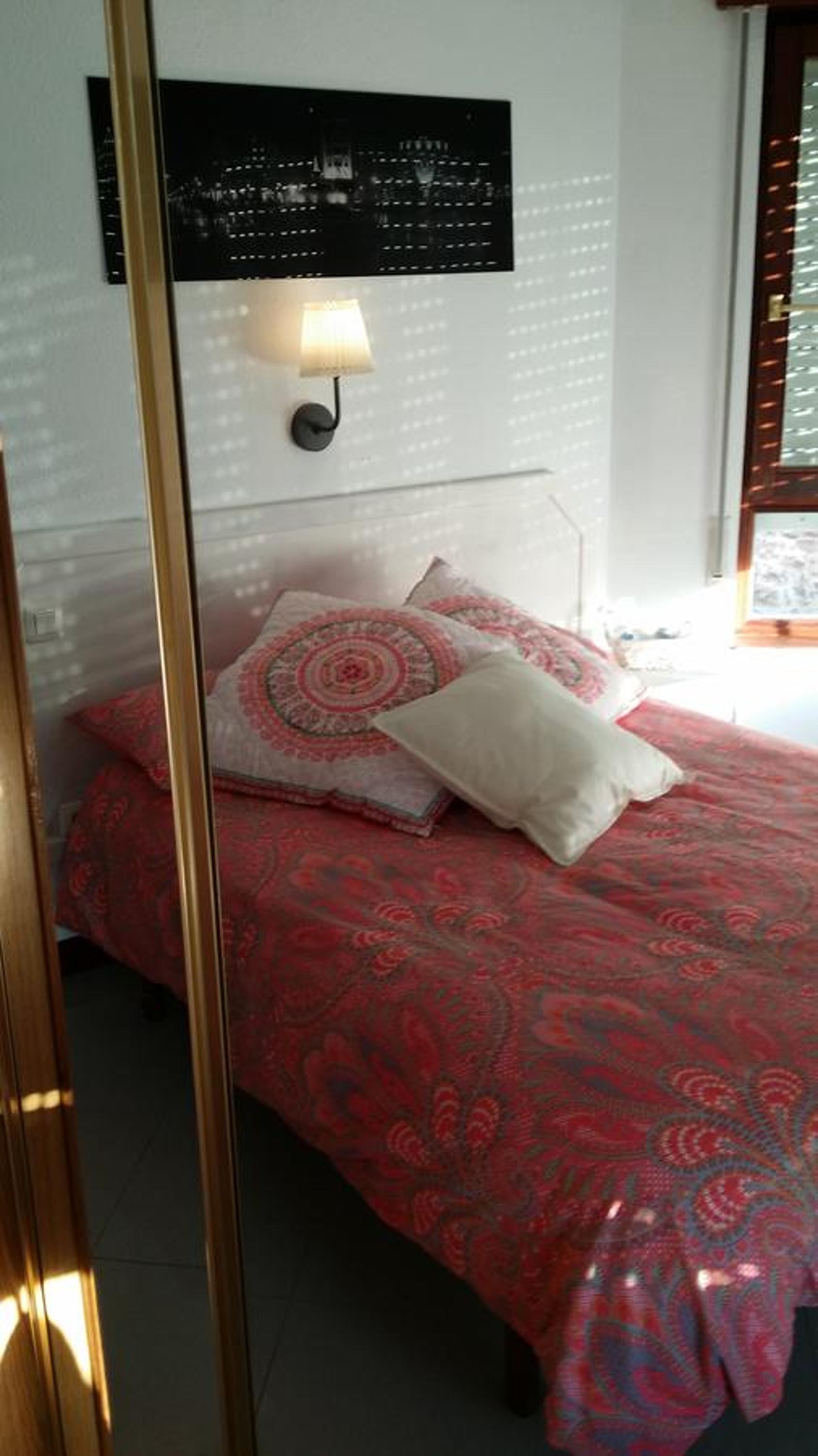 Queen Room with Shared Bathroom photo 2