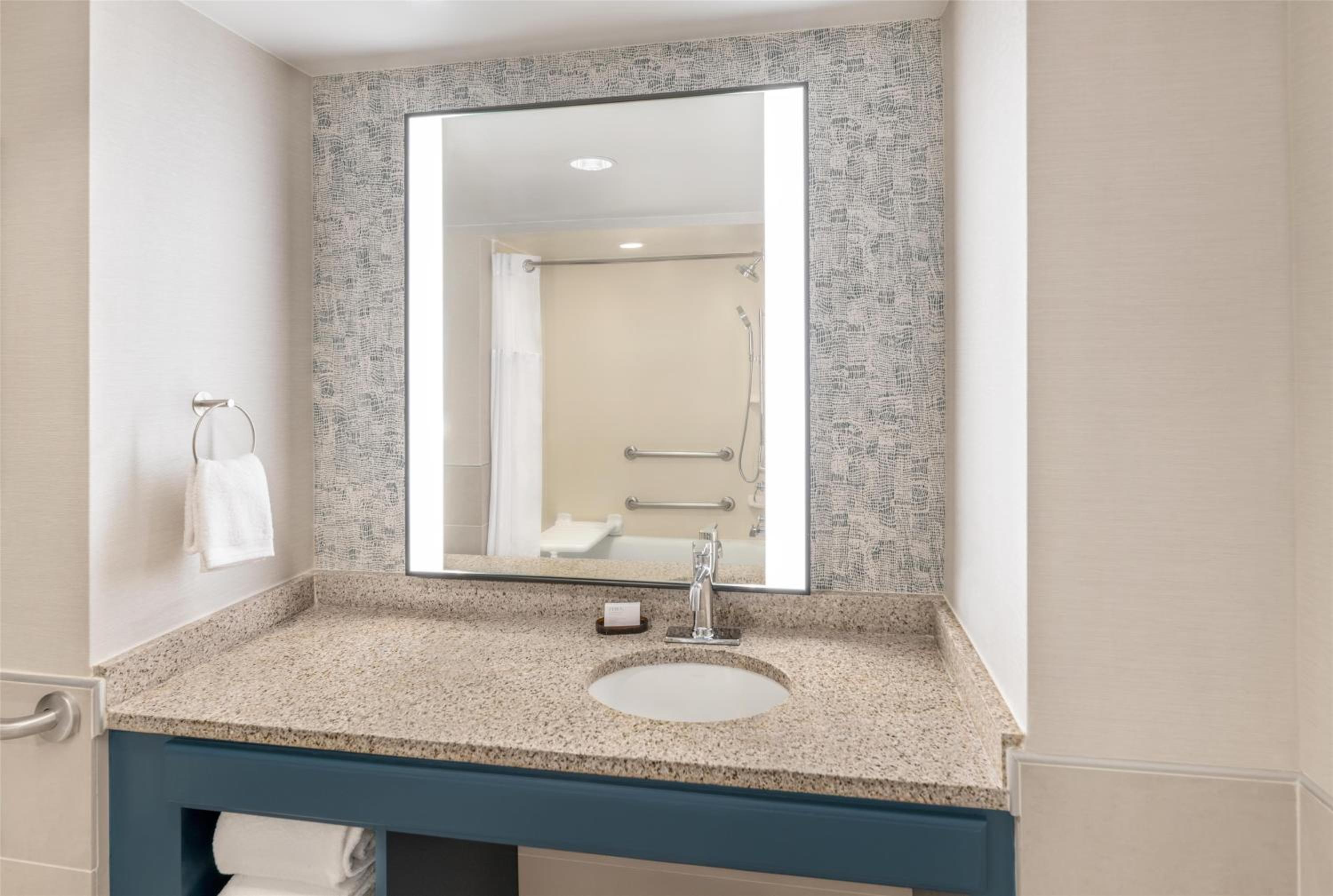 Queen Suite with Tub - Mobility Accessible
